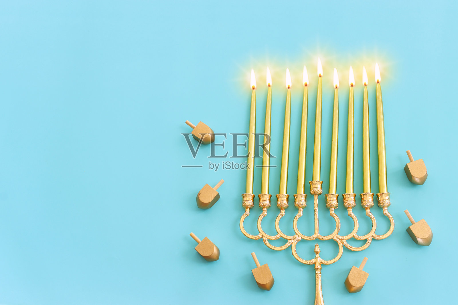 犹太节日光明节背景的宗教图像，带有烛台（传统的烛台）。俯视图照片摄影图片