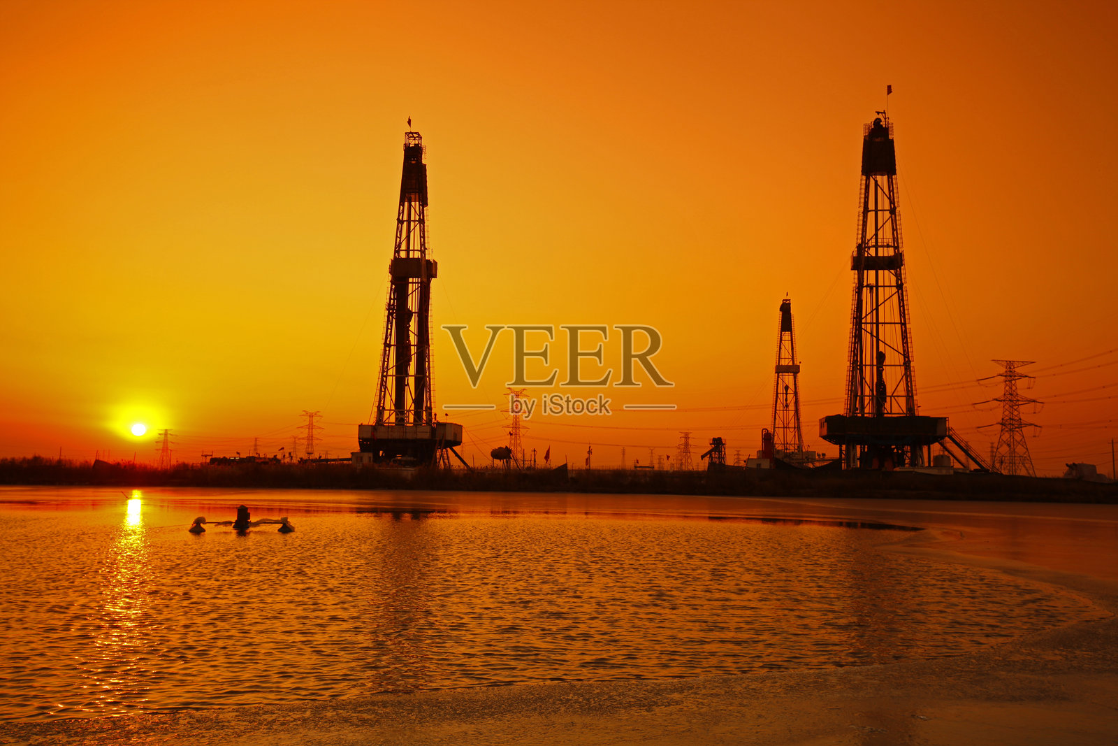 海上石油钻井平台的日落照片摄影图片