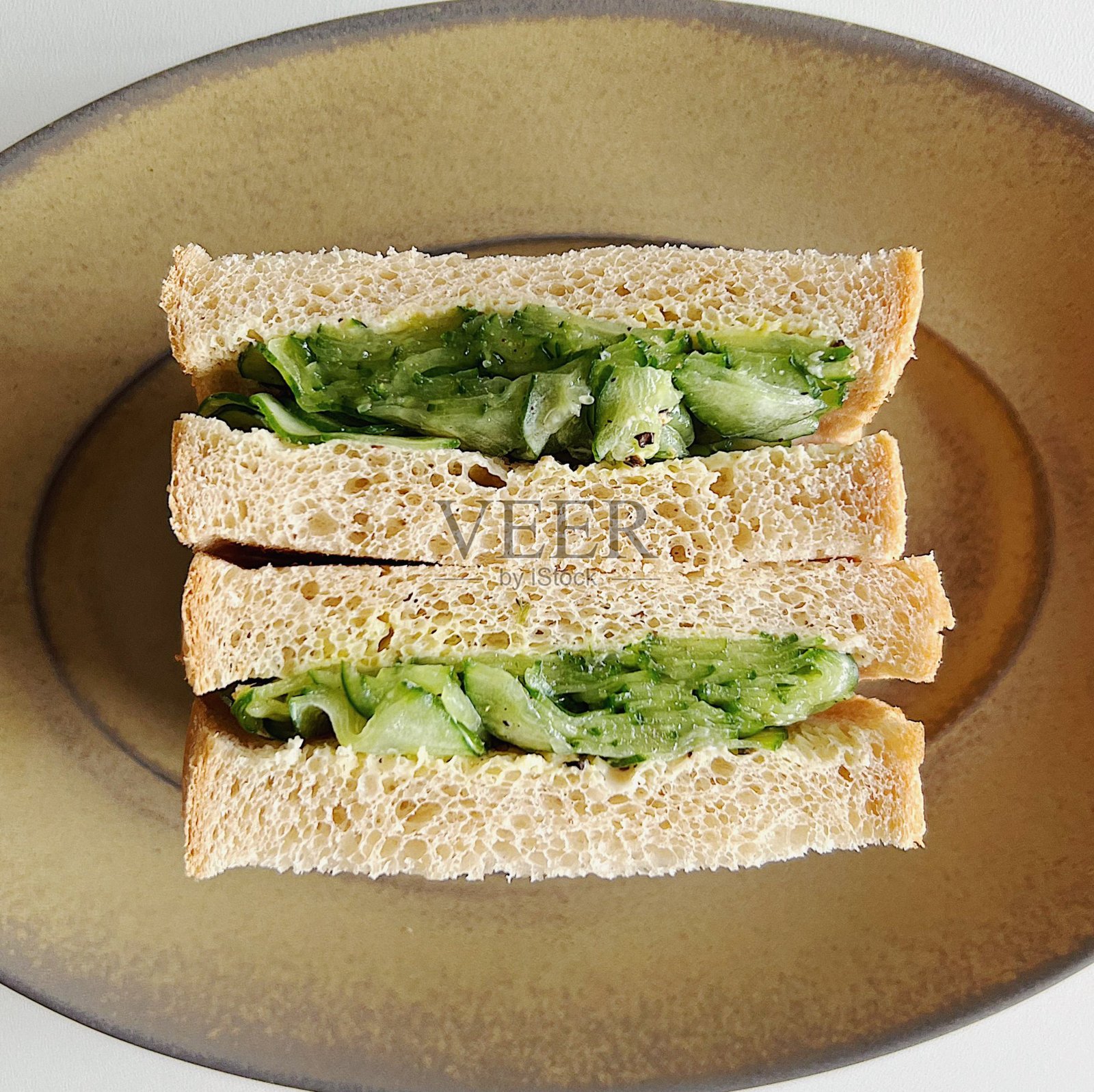 美味的三明治，夹满新鲜的食材，如脆嫩的蔬菜、鲜嫩的肉类和美味的酱料，夹在两片柔软的面包之间。非常适合快速而令人满意的餐点。照片摄影图片