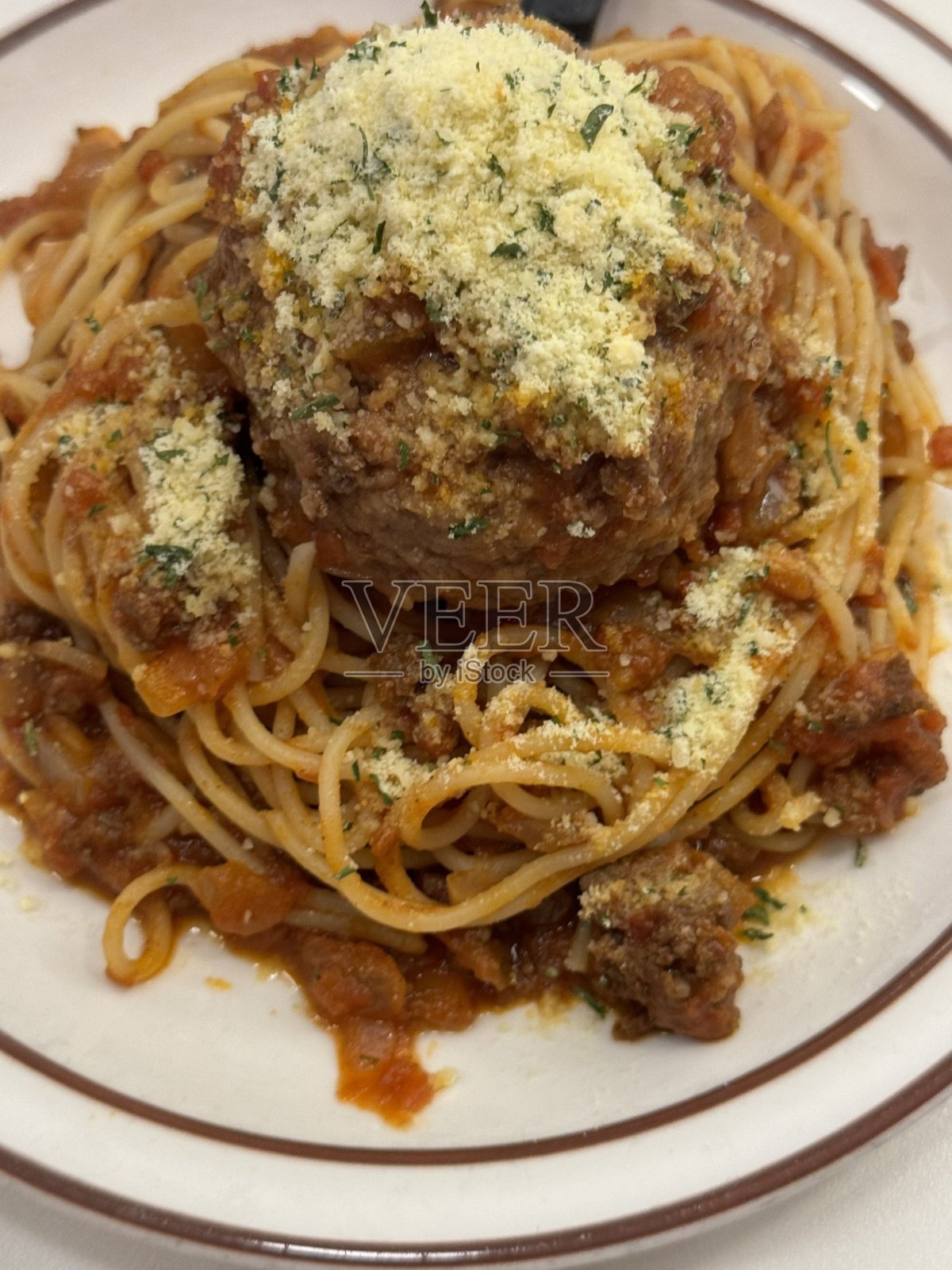 一盘完美煮熟的意大利面，浇上浓郁的马里纳拉酱和新鲜的香草。非常适合食品摄影和菜单，生动展现意大利美食的魅力。照片摄影图片