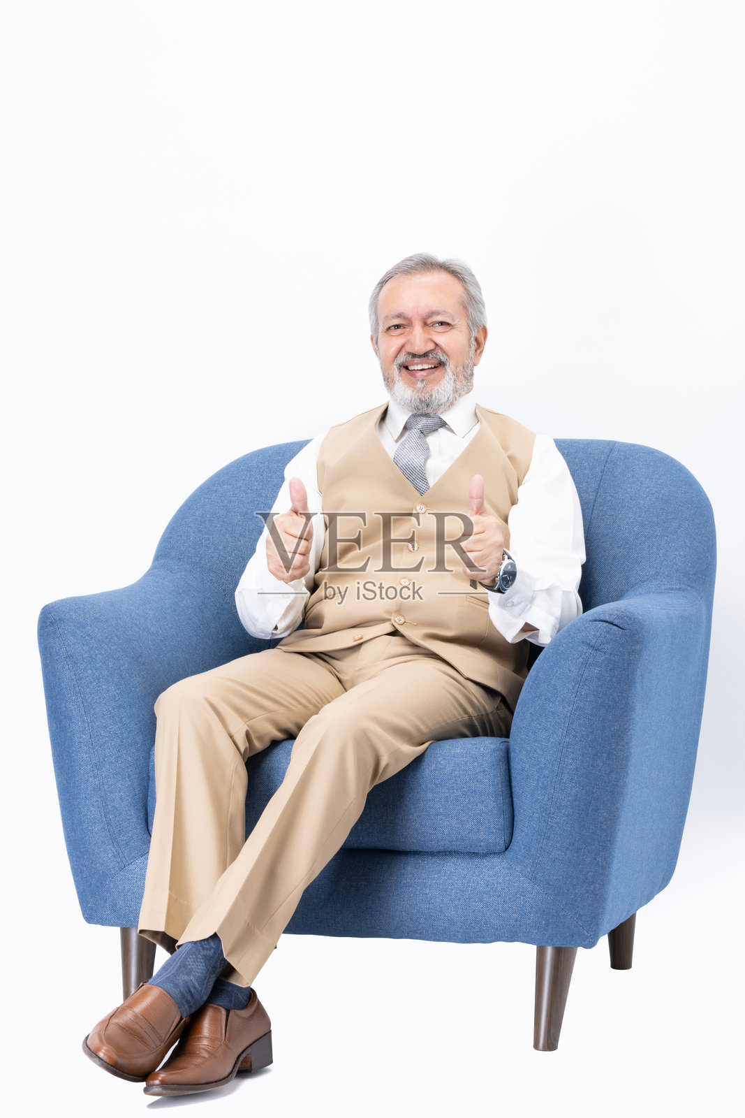 快乐的老年男子坐在沙发上，背景为白色照片摄影图片