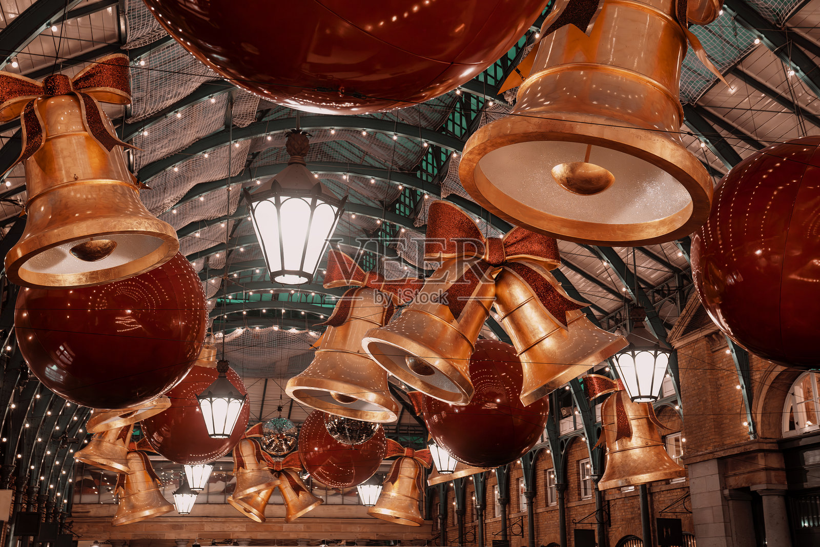 圣诞装饰 - 金色铃铛照片摄影图片