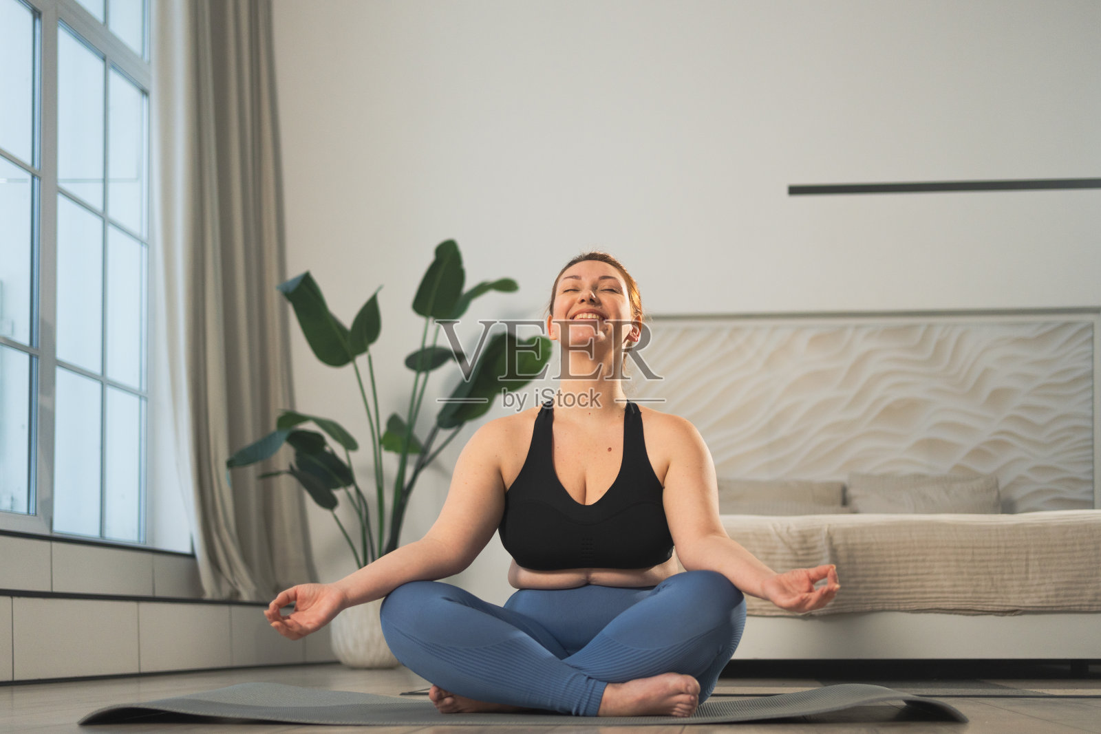 中年女性在家练习瑜伽照片摄影图片