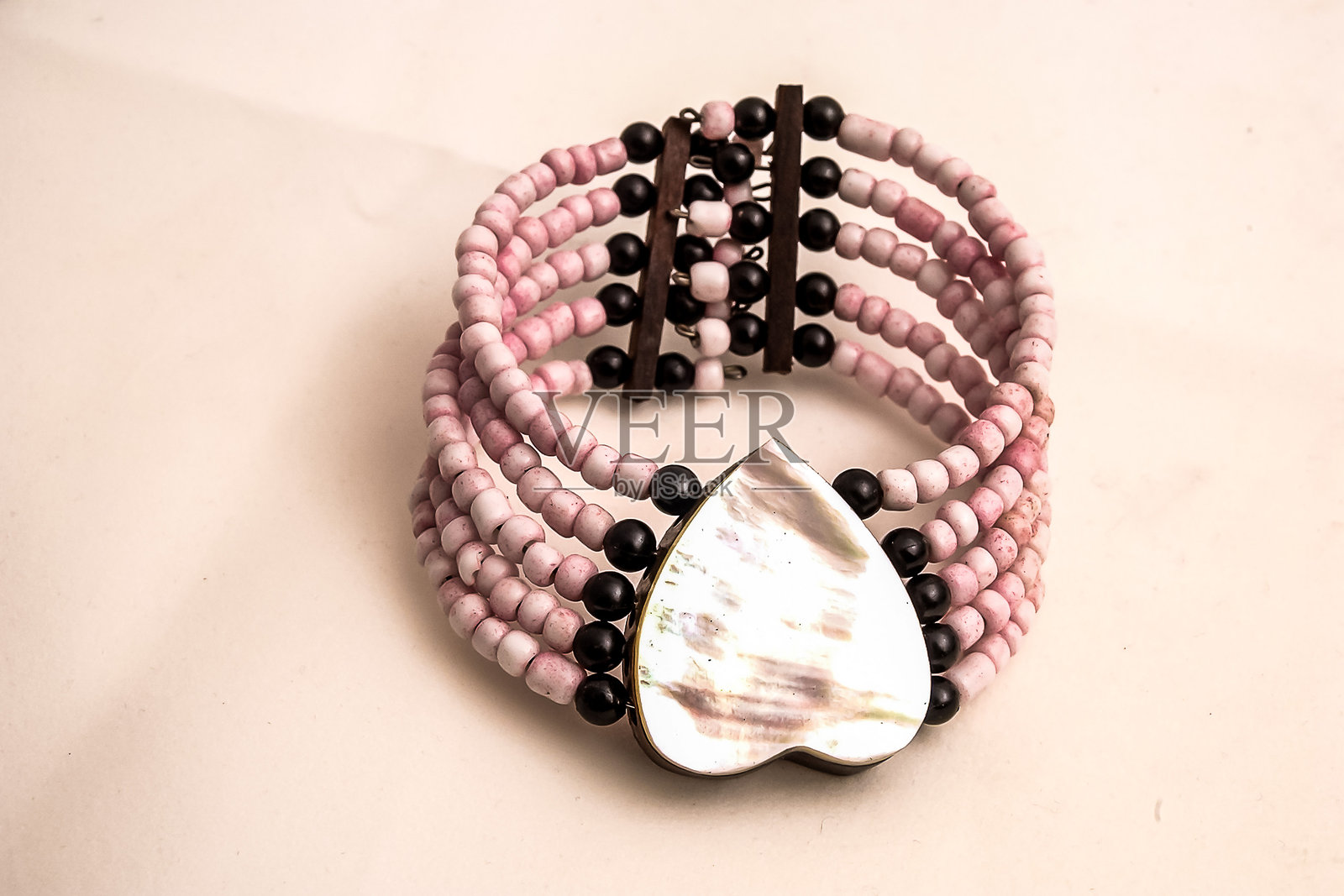 白色背景上的海贝壳，数字照片作为背景照片摄影图片