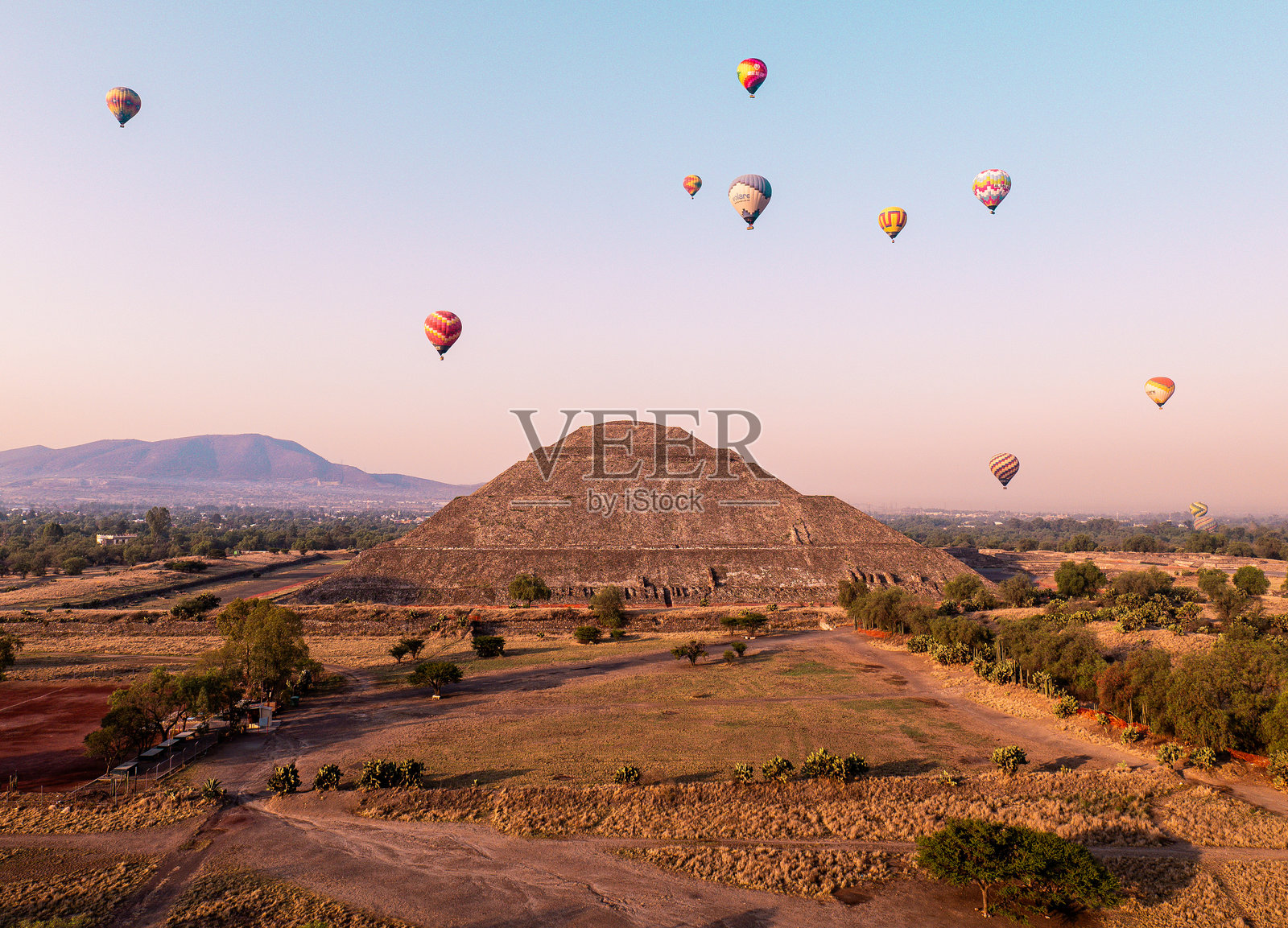 在墨西哥特奥蒂瓦坎附近的热气球照片摄影图片