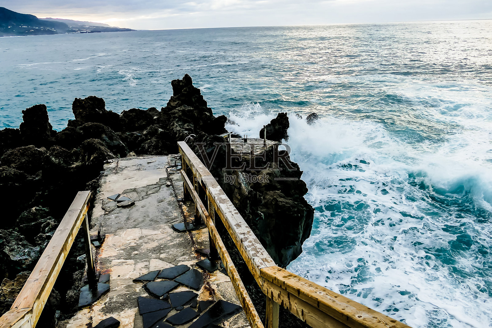 海岸上巨浪拍打照片摄影图片