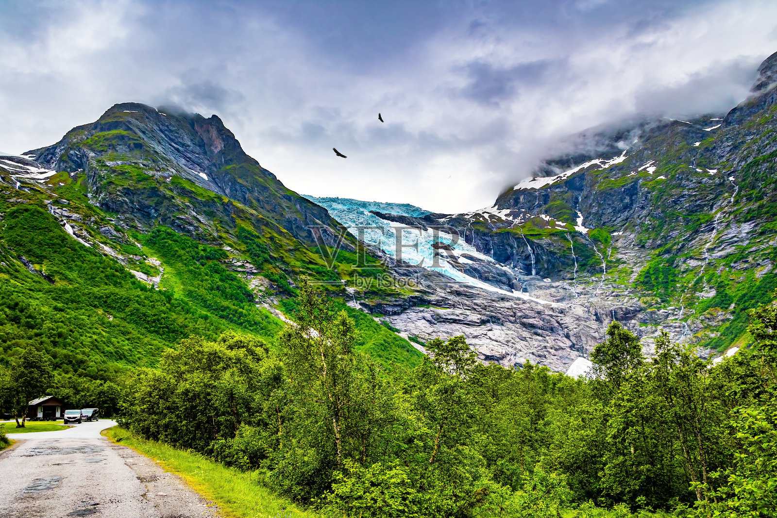 凹陷中的湿滑道路照片摄影图片