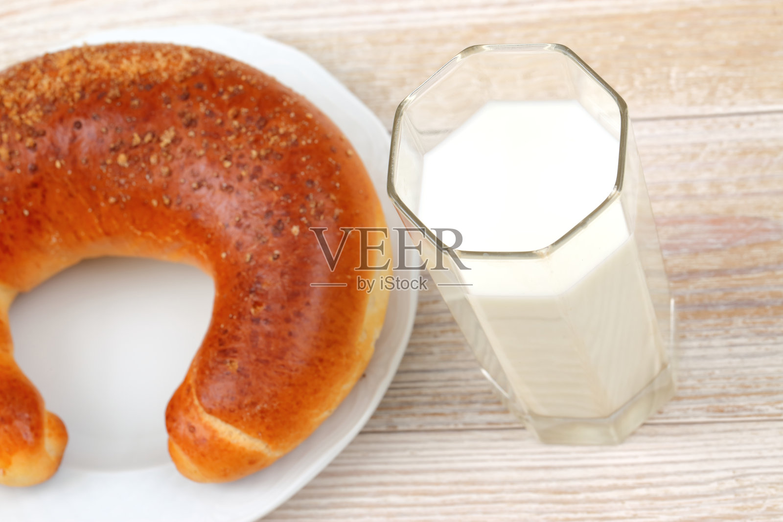 享受美味的贝果搭配牛奶，完美的早餐组合。照片摄影图片