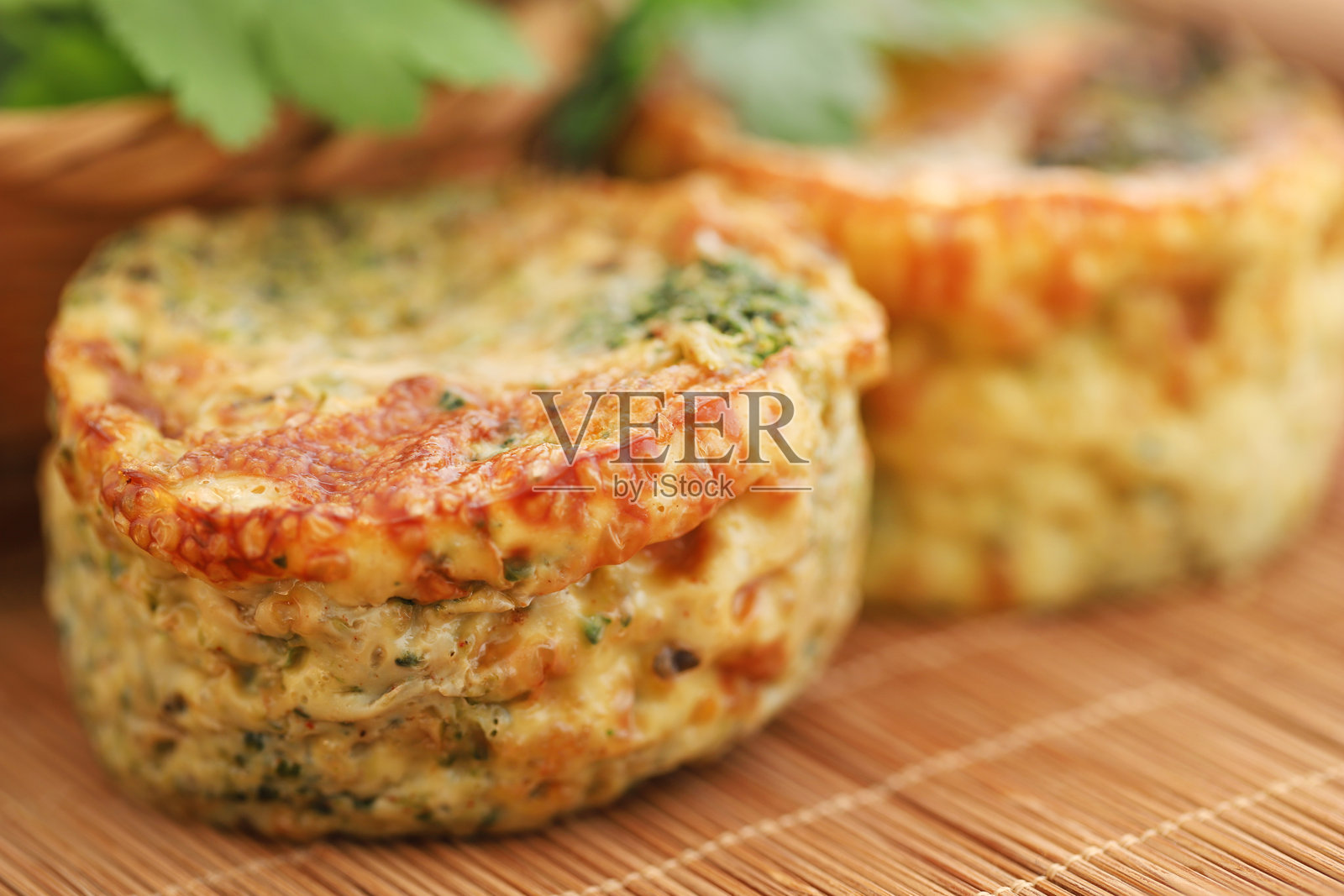 蔬菜蛋松饼照片摄影图片