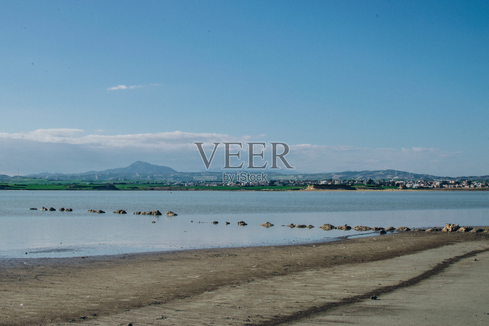 拉纳卡，塞浦路斯的火烈鸟栖息的盐湖景观照片摄影图片