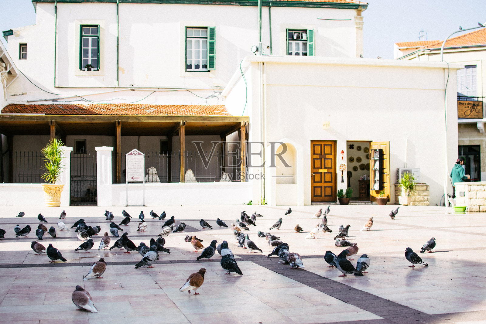 塞浦路斯拉纳卡阳光明媚的地中海风格教堂照片摄影图片