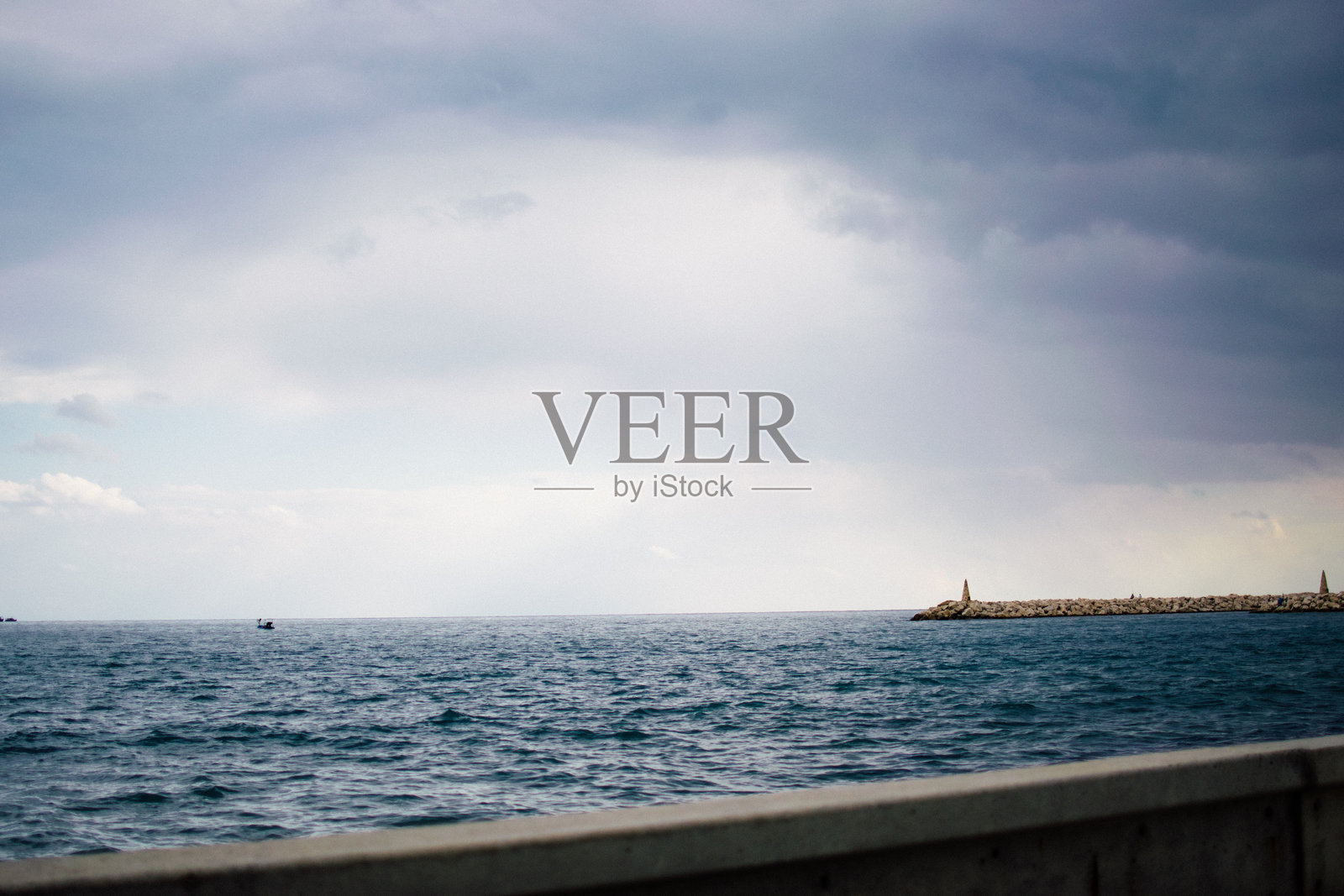 塞浦路斯拉纳卡的海滨，十二月照片摄影图片