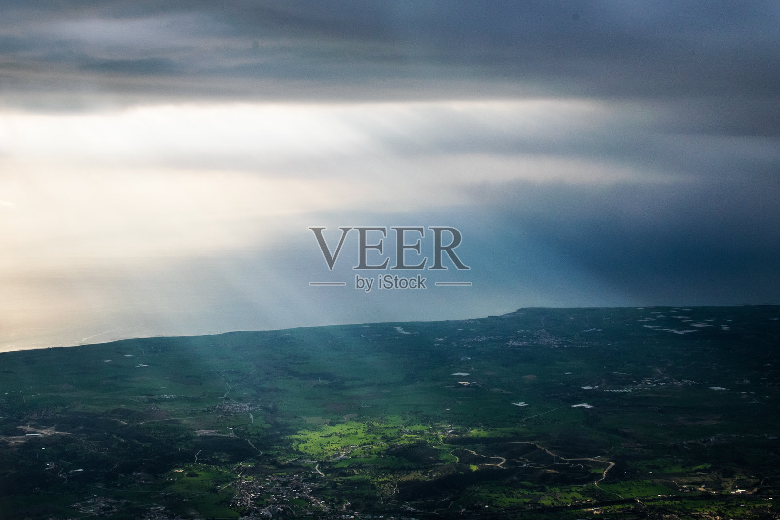 从飞机窗户看到的塞浦路斯岛景观照片摄影图片