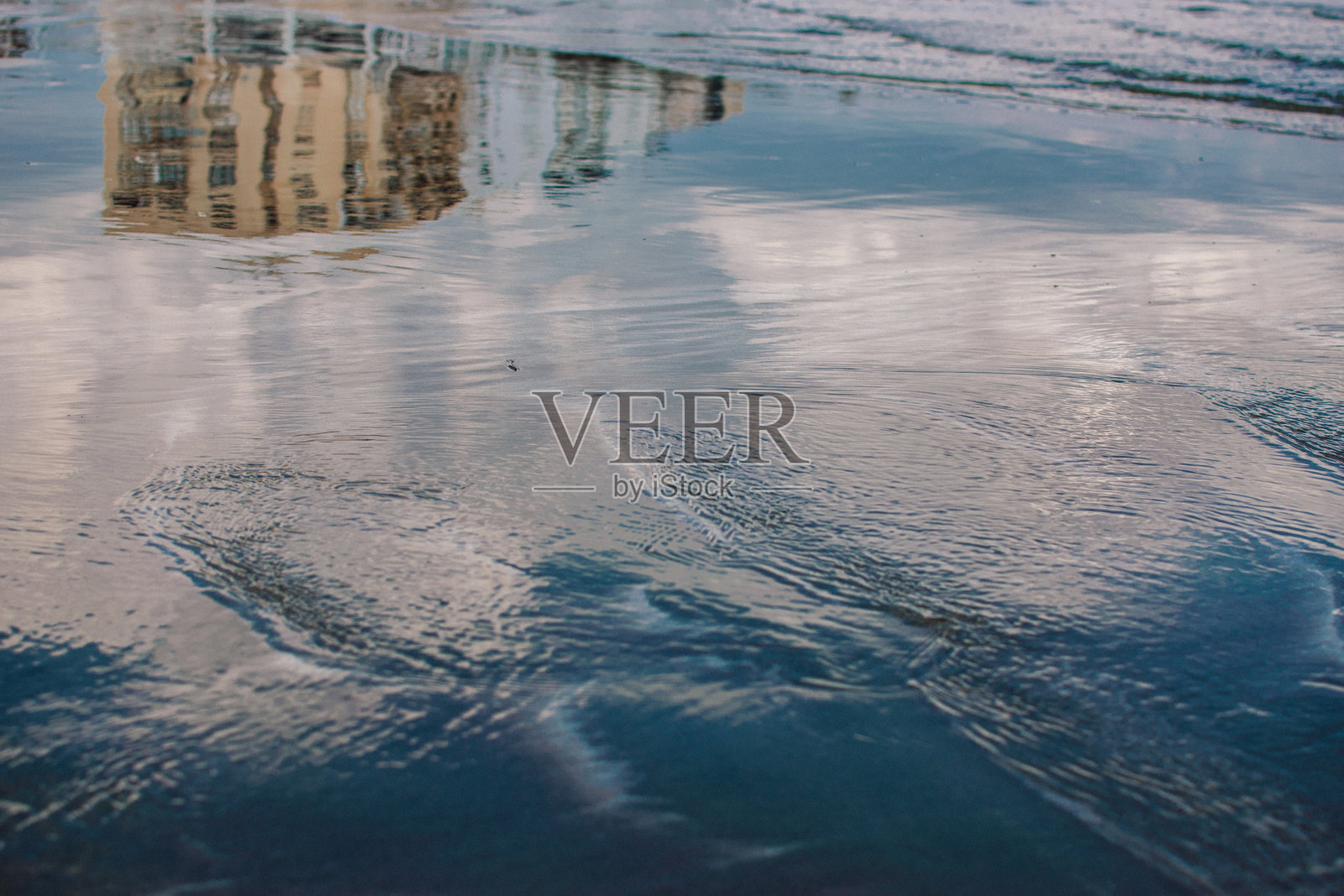 海水中房屋的倒影照片摄影图片