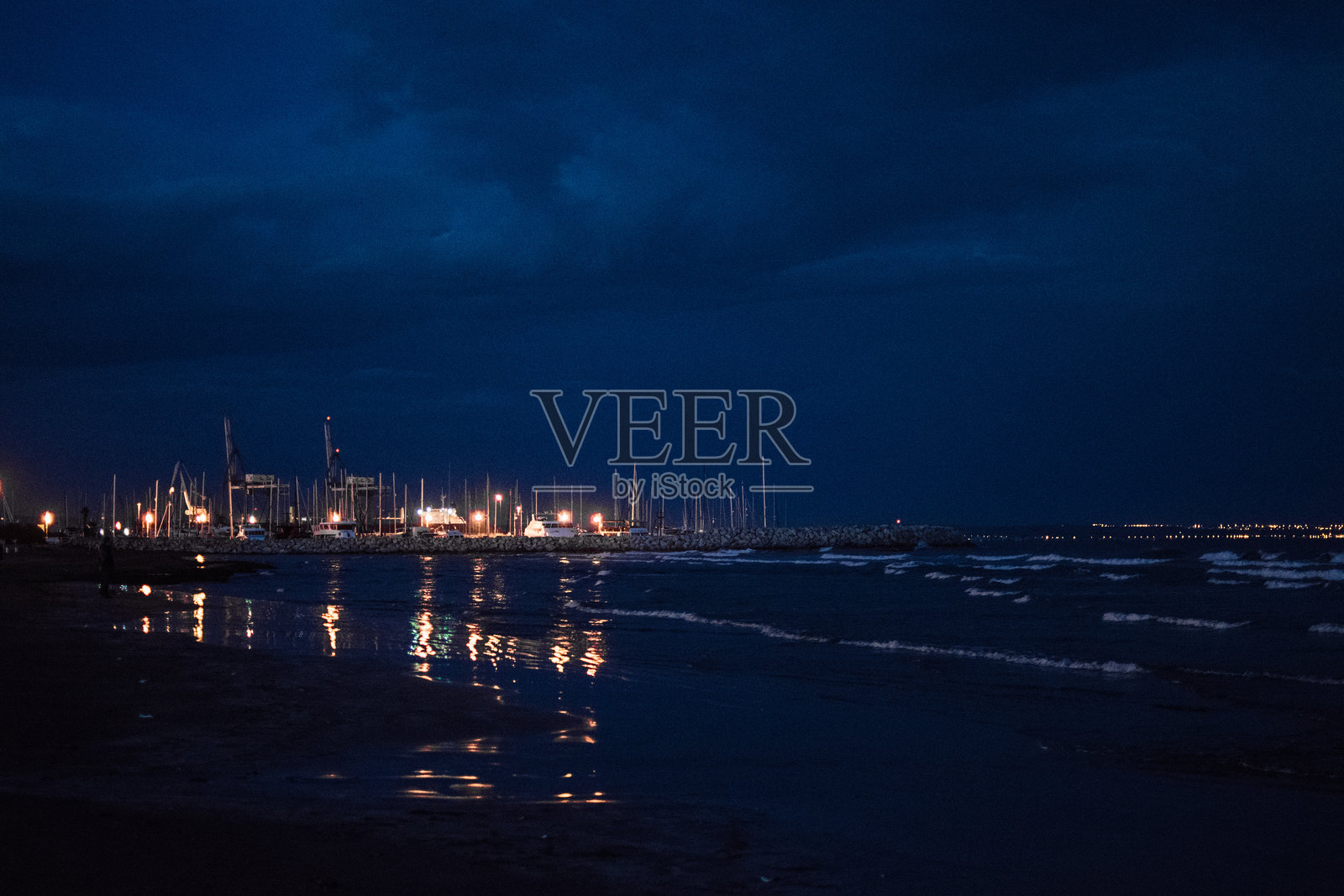 塞浦路斯拉纳卡的夜街为新年和圣诞节装饰一新。照片摄影图片