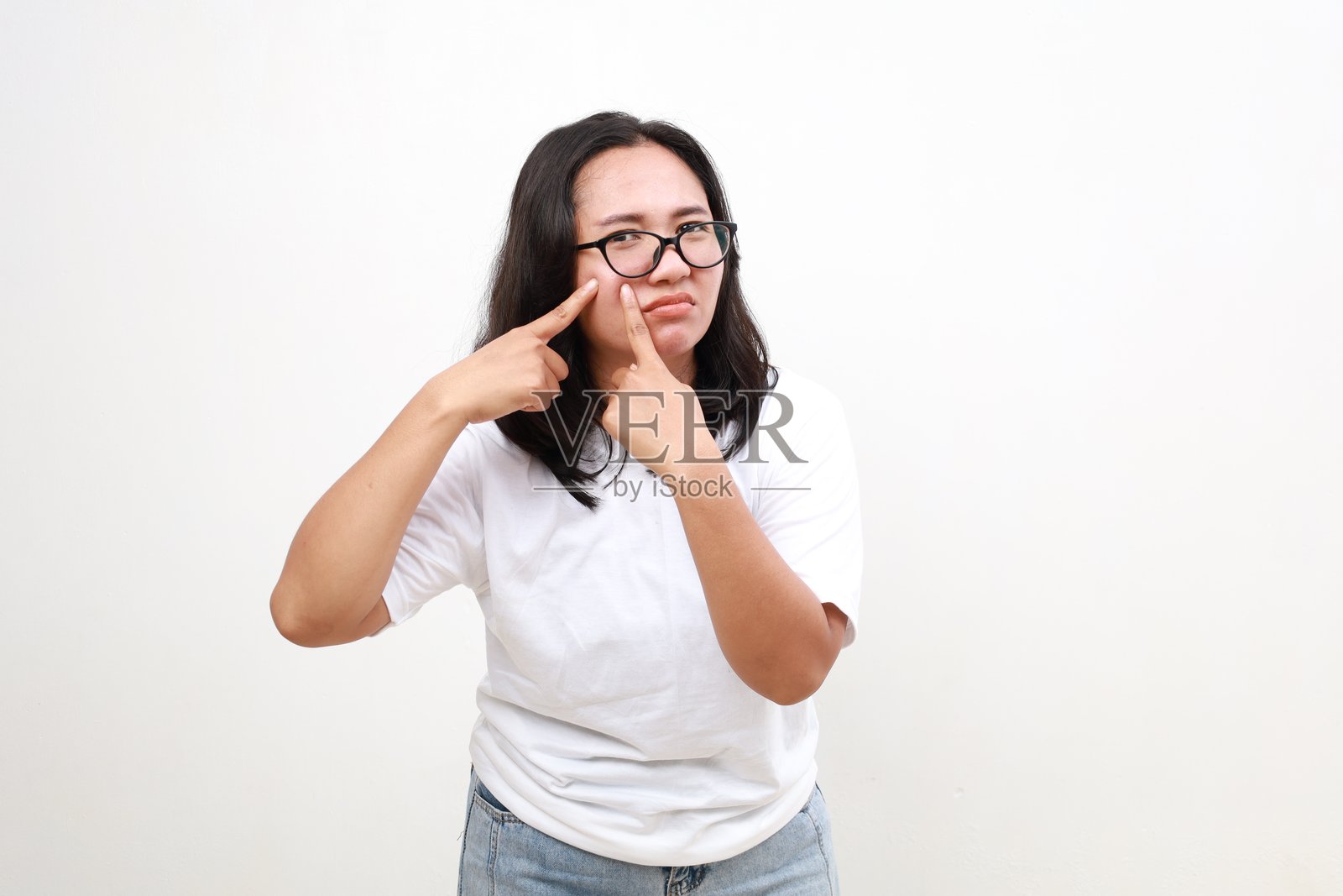 有问题皮肤的亚洲年轻女性看痘痘。孤立在白色背景上。照片摄影图片