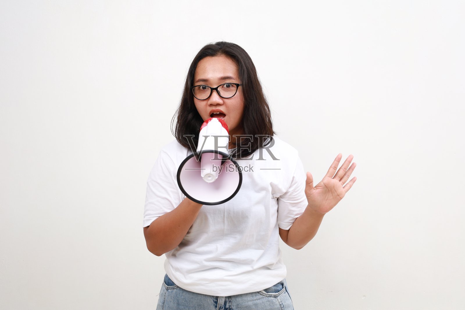 漂亮的年轻亚洲人在随意宣布扩音器孤立在白色背景照片摄影图片