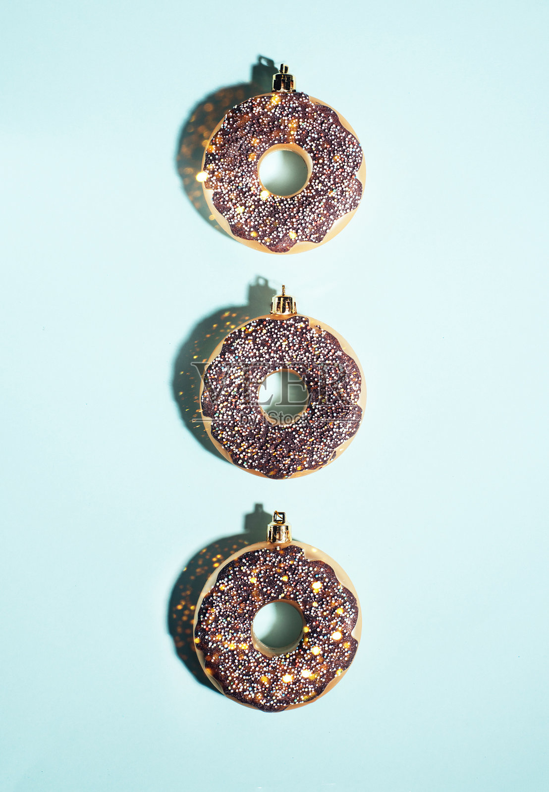 蓝色背景上的灯光装饰的甜甜圈圣诞装饰球照片摄影图片