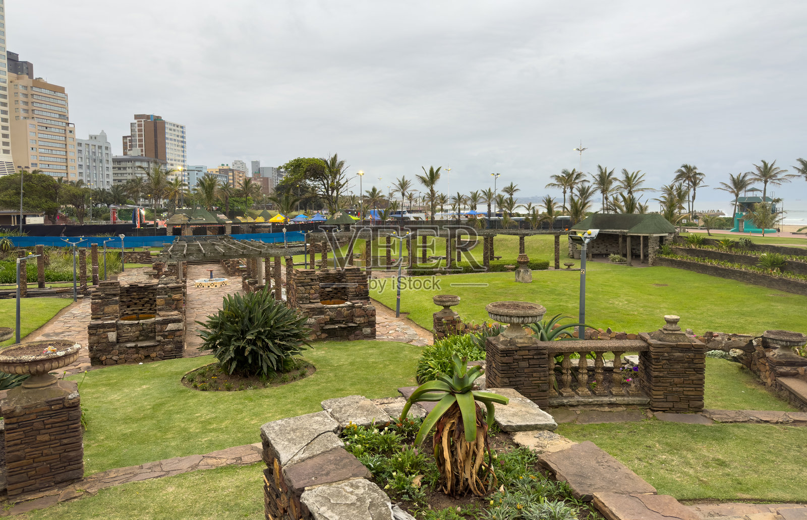 南非德班海滨长廊，高楼大厦、棕榈树和多云的天空照片摄影图片