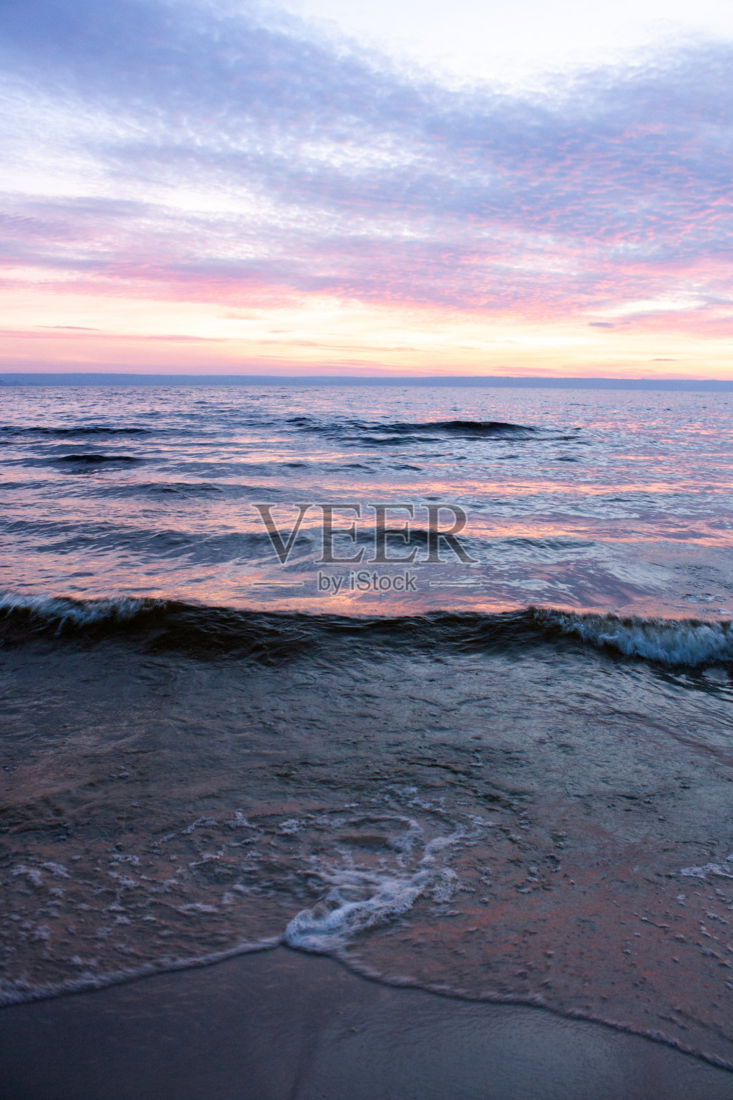五彩斑斓的天空，夕阳在云后落下照片摄影图片