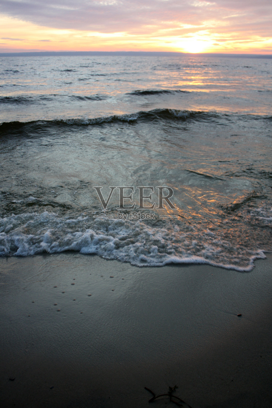 五彩斑斓的天空，夕阳在云后落下照片摄影图片