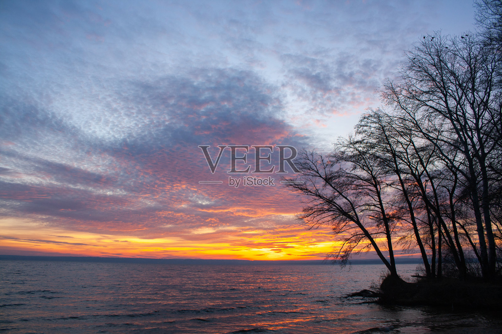 五彩斑斓的天空，夕阳在云后落下照片摄影图片