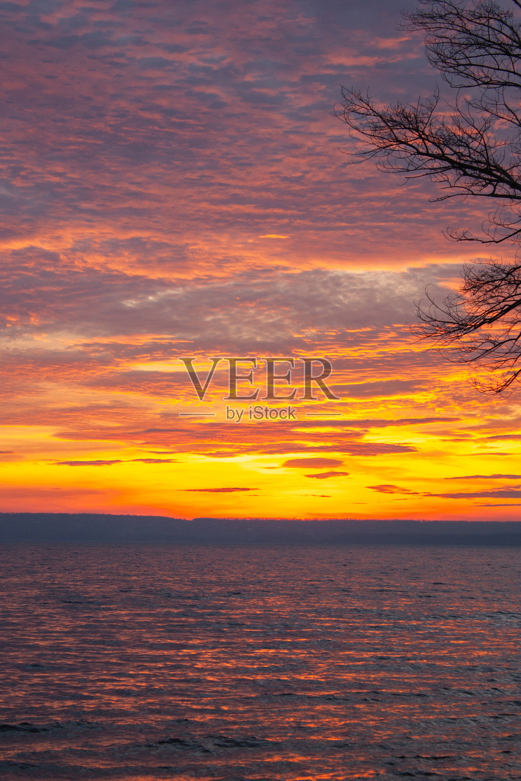 五彩斑斓的天空，夕阳在云后落下照片摄影图片