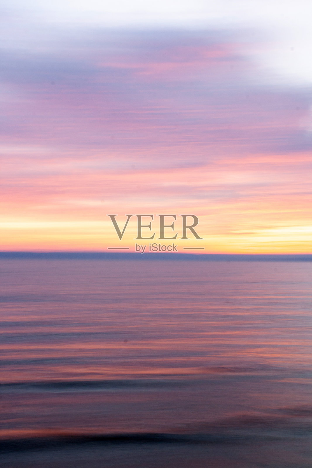 五彩斑斓的天空，夕阳在云后落下照片摄影图片