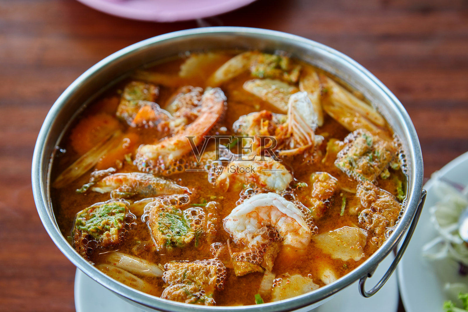 酸辣虾配蔬菜煎蛋火锅照片摄影图片