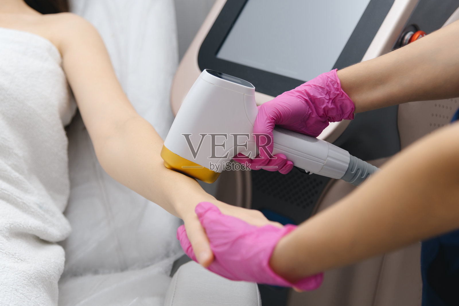 年轻女性正在进行激光脱毛治疗照片摄影图片