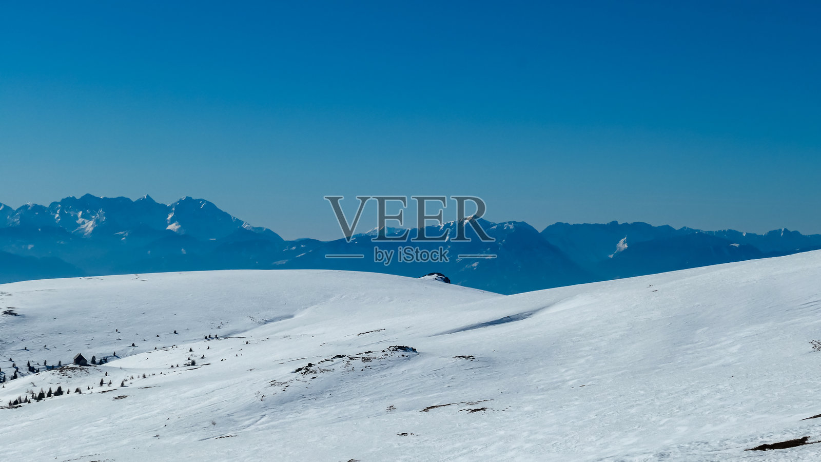 Ladinger Spitz - 冬季在Saualpe的Grosser Sauofen山峰的山顶十字架全景。Karawanks和Kamnik Savinja阿尔卑斯山脉。照片摄影图片