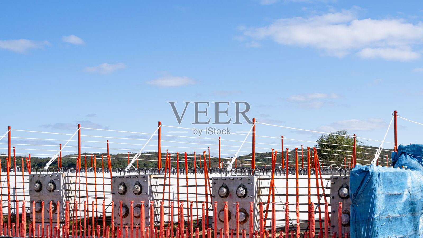 建筑工地上的假期景象照片摄影图片