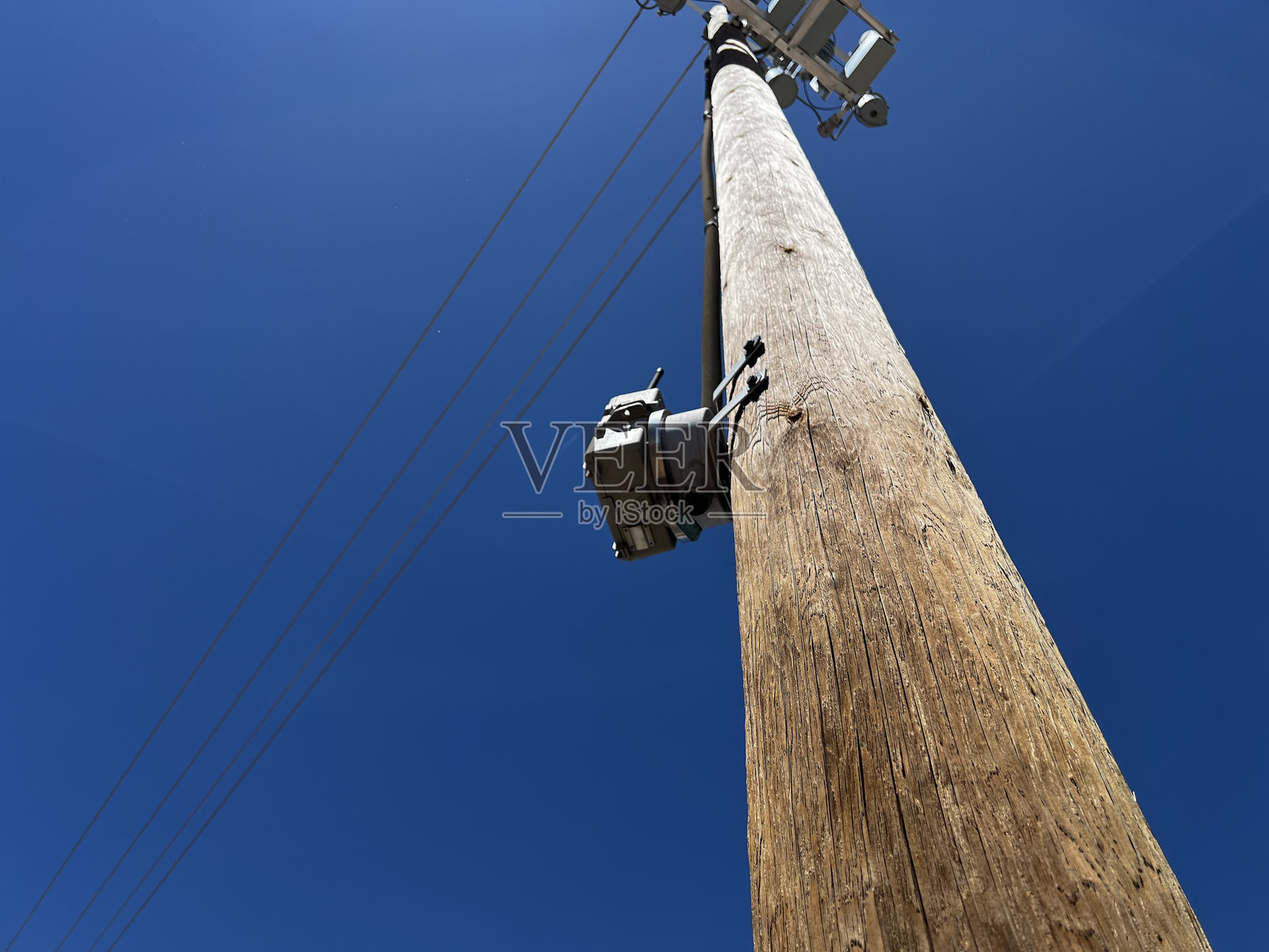 电力杆与晴朗的蓝天照片摄影图片