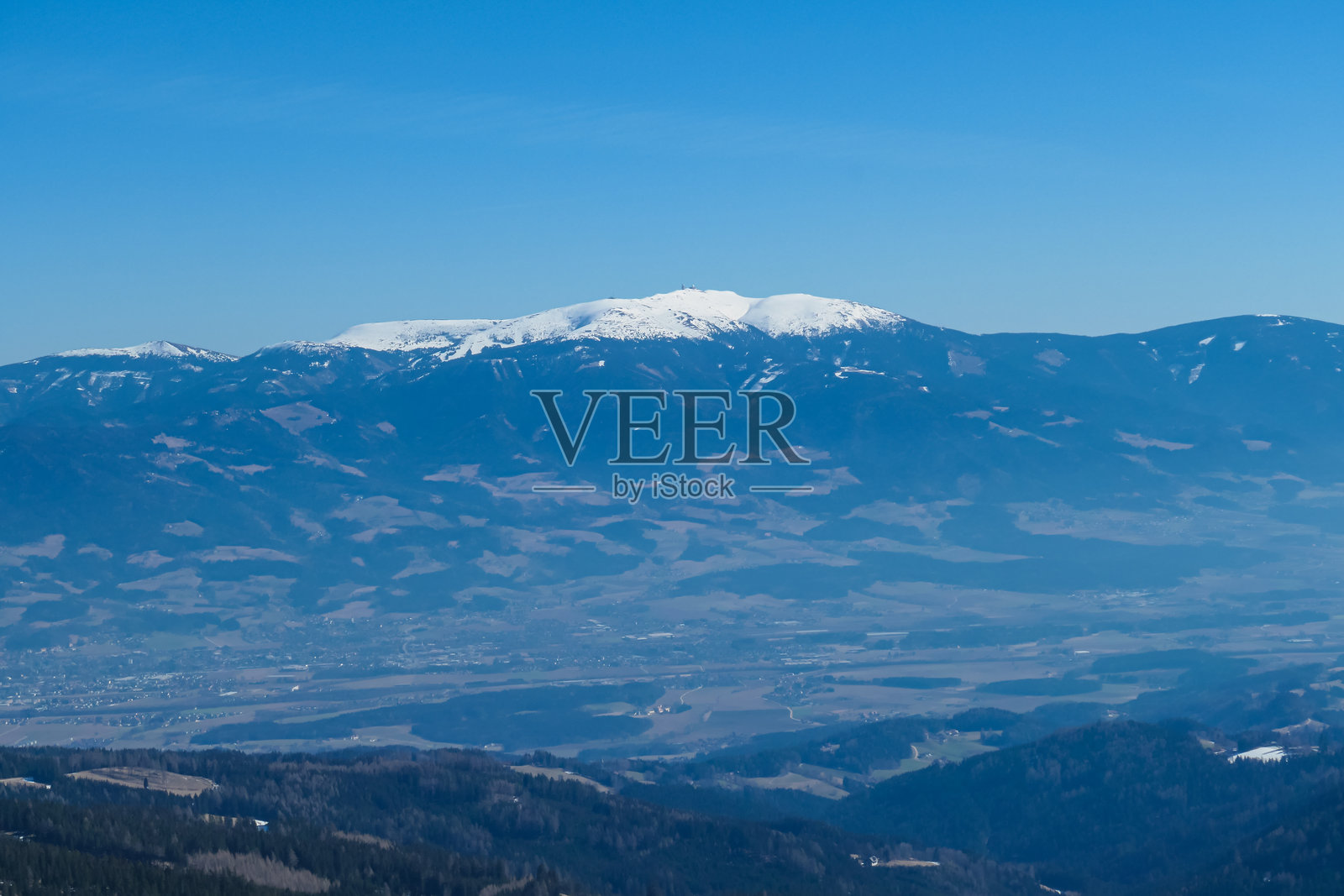 Ladinger Spitz - 从沃尔夫斯堡小屋俯瞰的科拉尔佩雪山全景照片摄影图片
