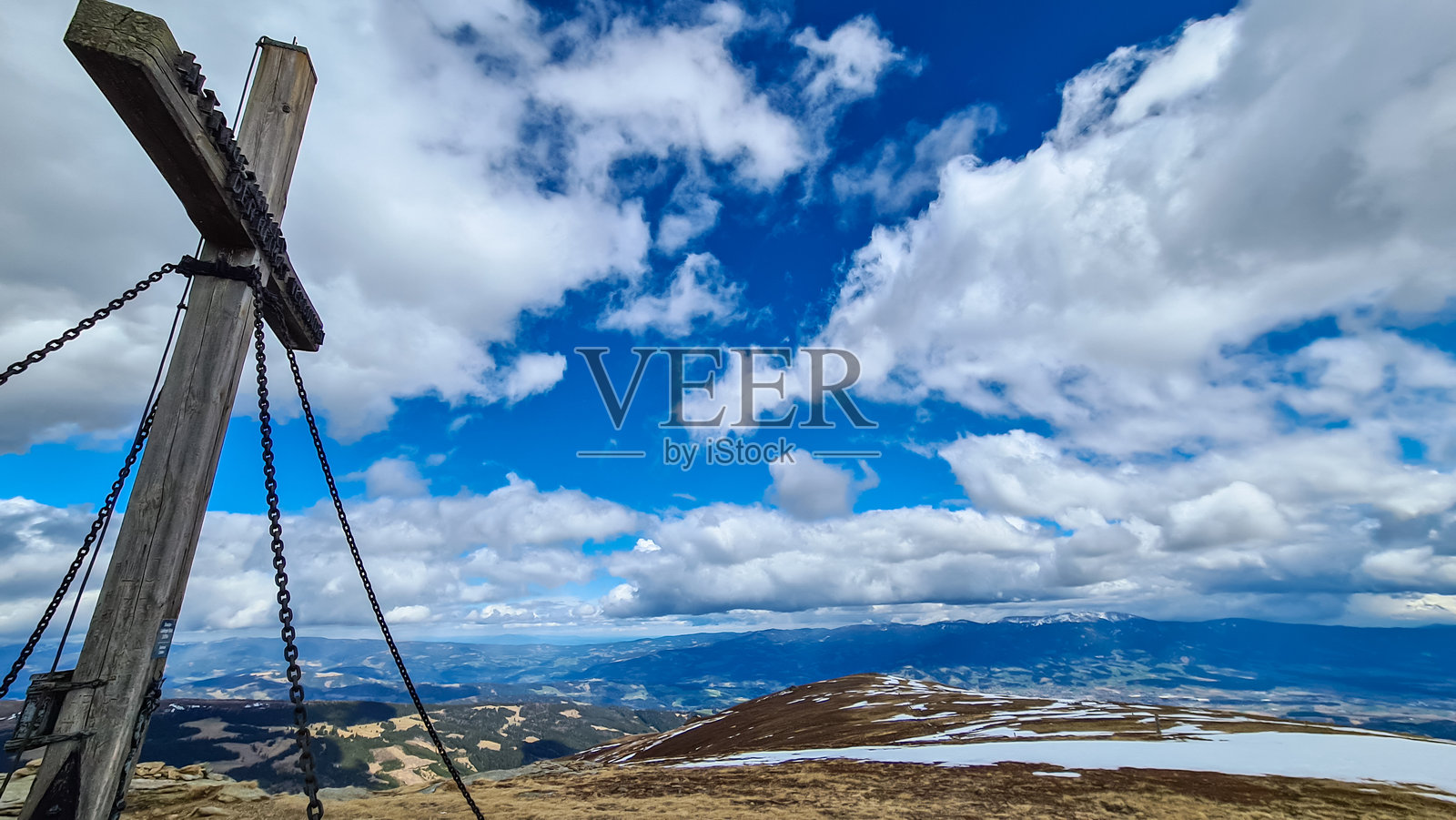 Zingerle Kreuz山峰的山顶十字架的风景，Saualpe，Lavanttal阿尔卑斯山，奥地利。冬季的山脉。照片摄影图片
