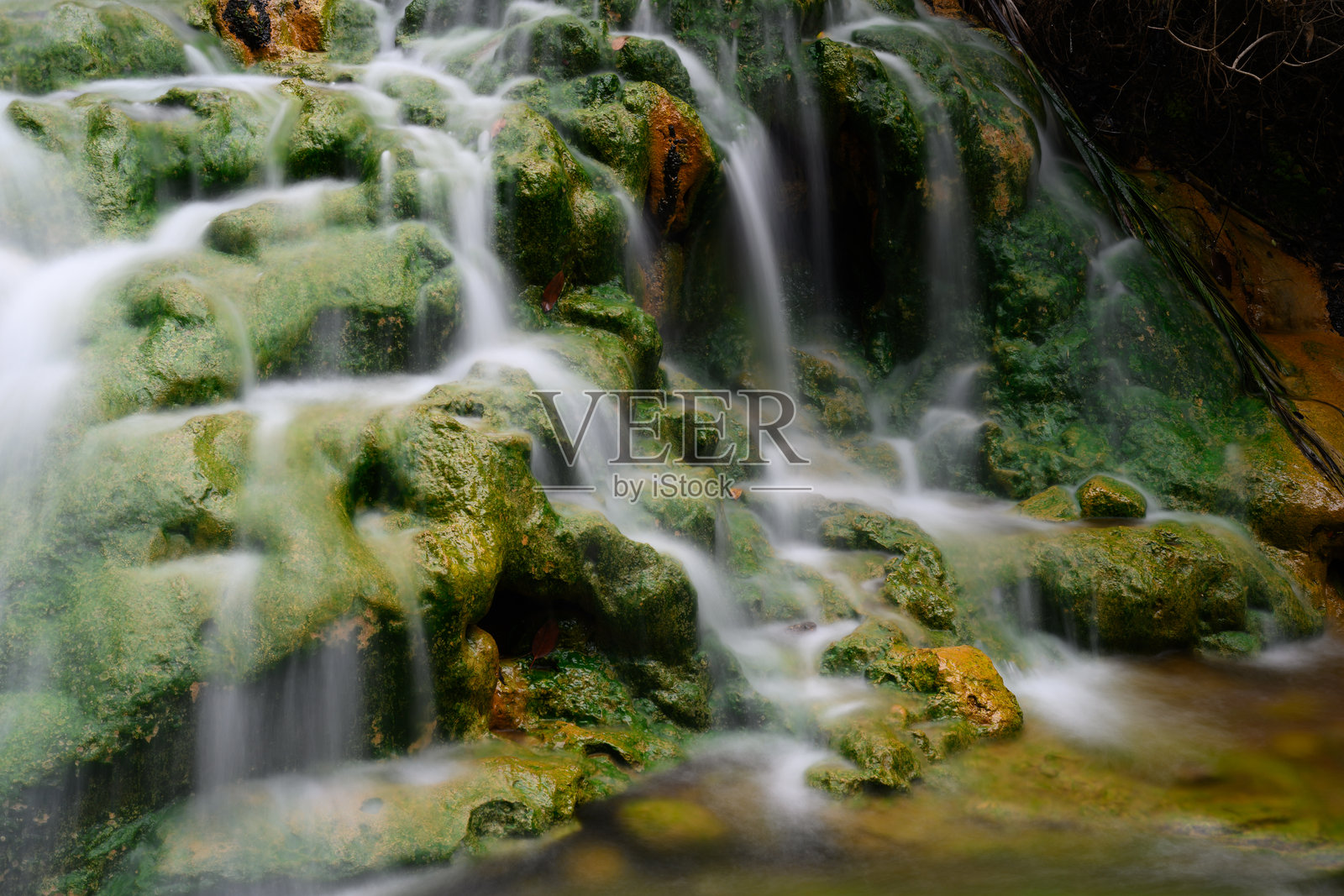 弗洛雷斯的索阿温泉瀑布照片摄影图片