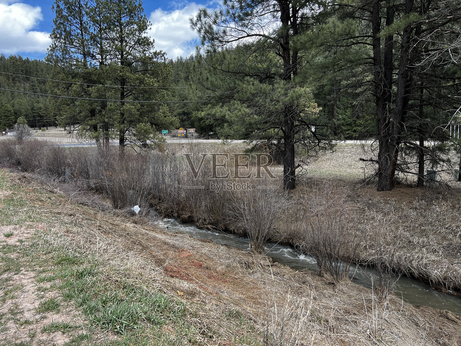 乡村风景中的溪流照片摄影图片