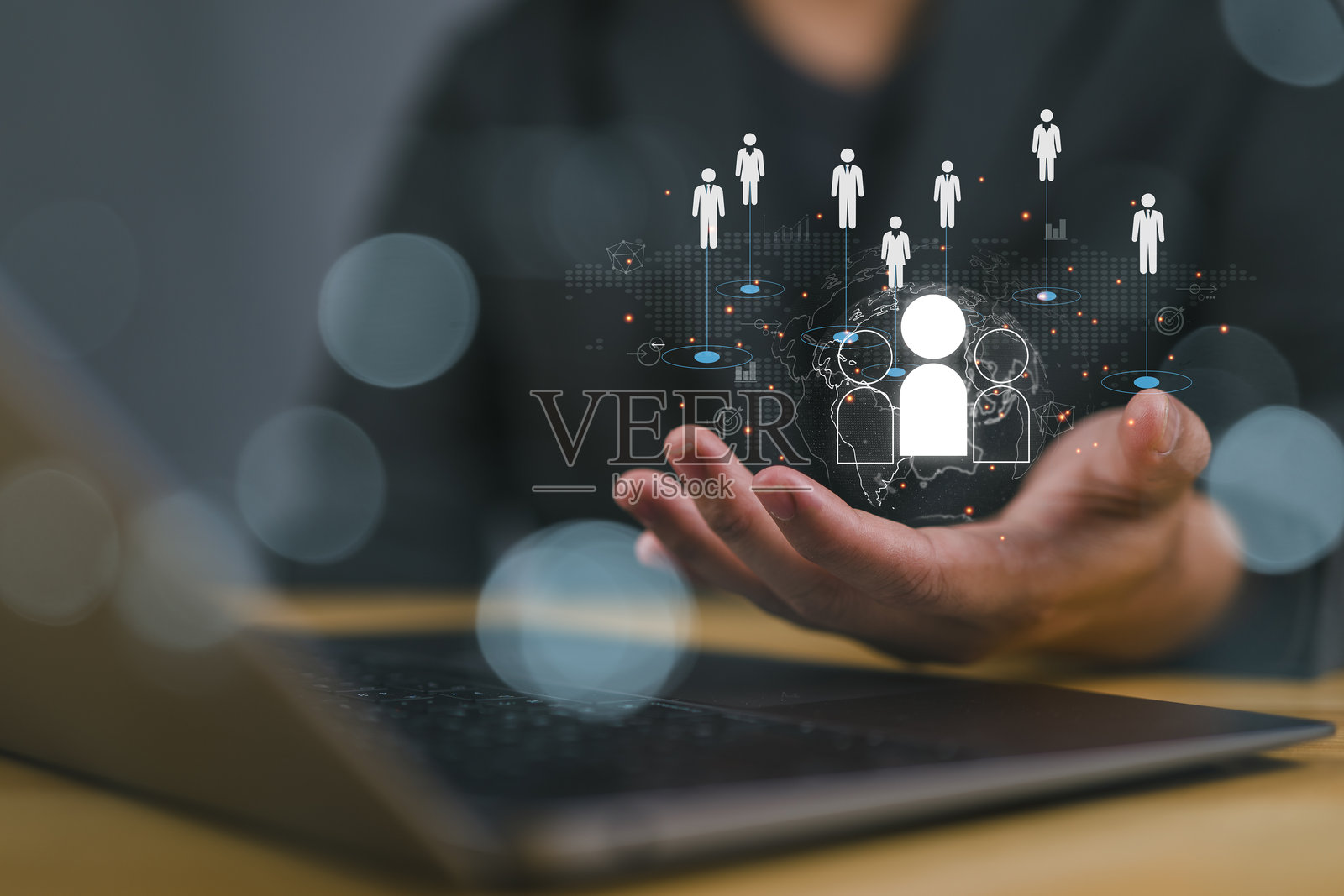 客户关系管理，商人在使用计算机与全球结构的客户网络技术，数据交换发展。客户服务，社交媒体。在线数字营销。照片摄影图片