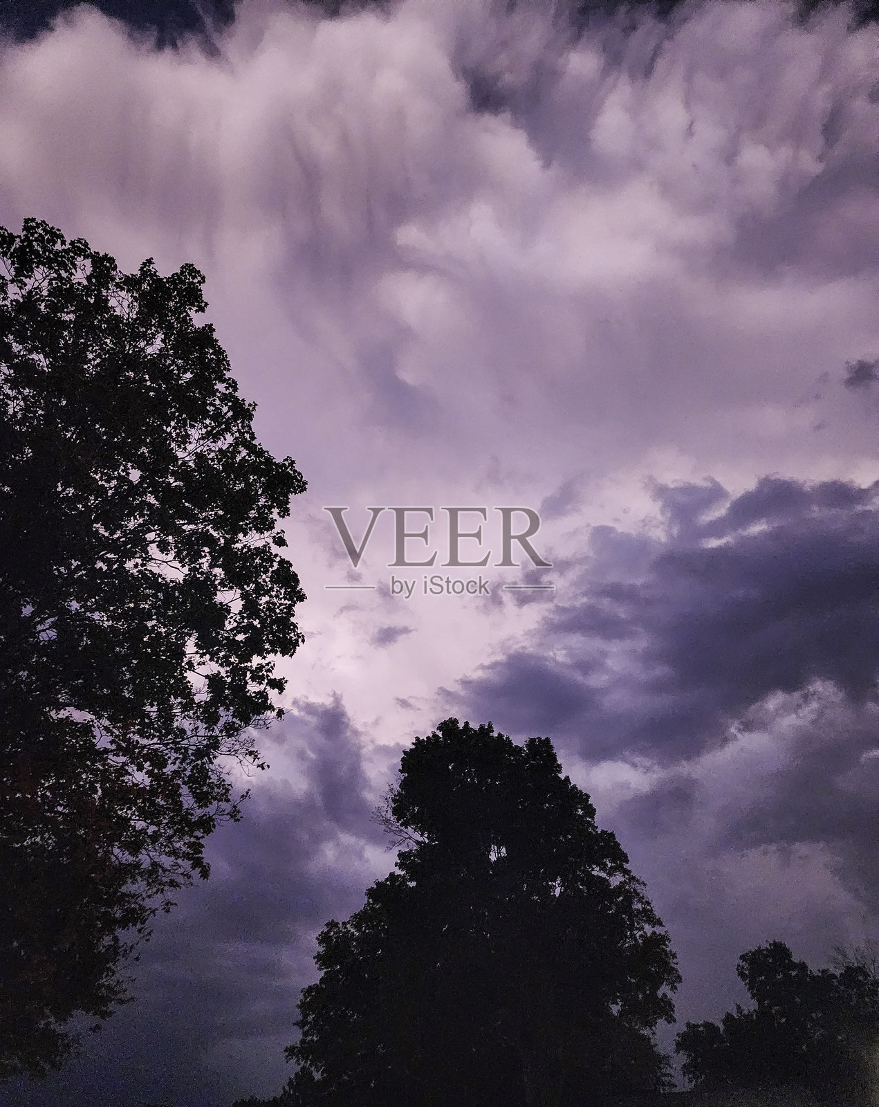 黄昏时分的雷暴云照片摄影图片