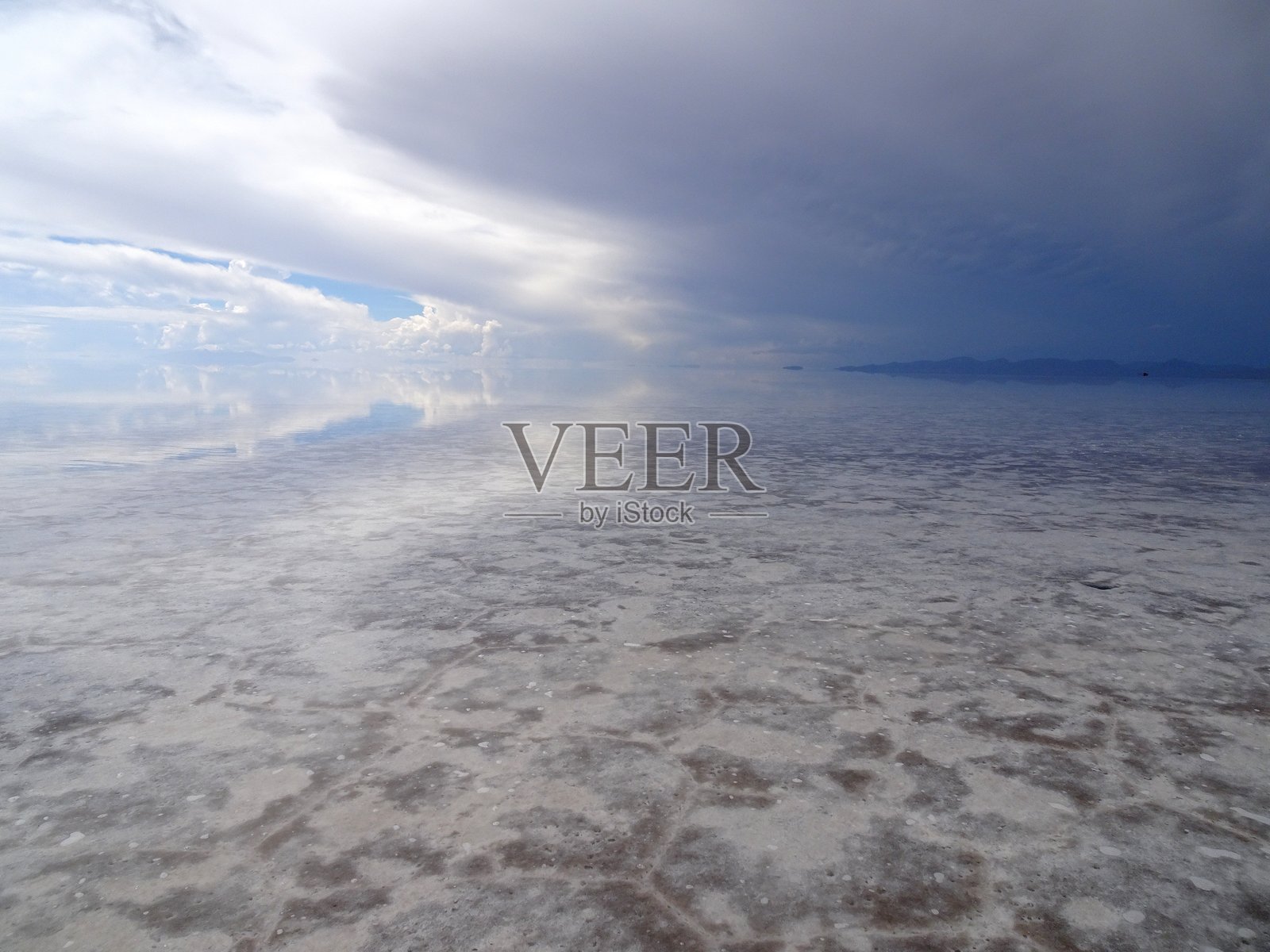 乌尤尼盐沼的镜面效果和暴风云。玻利维亚的风景盐滩景观照片摄影图片