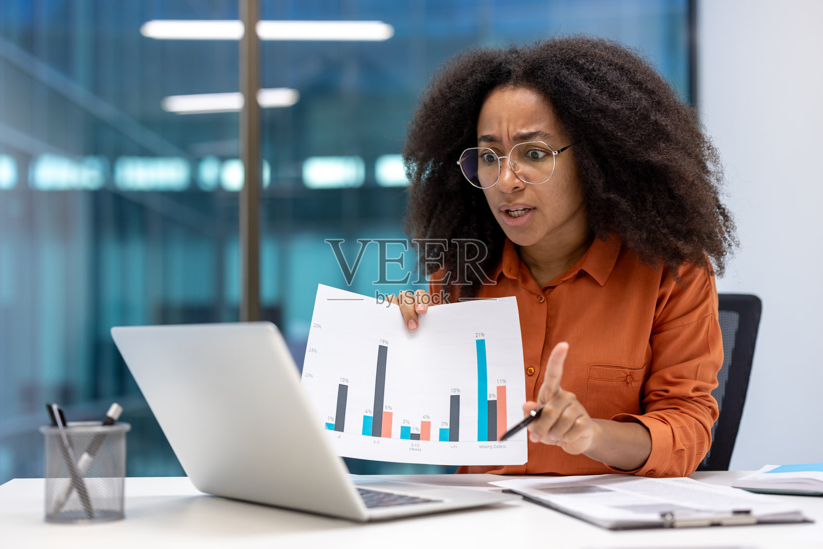 专注的非裔美国女商人在办公室会议中分析图表数据照片摄影图片