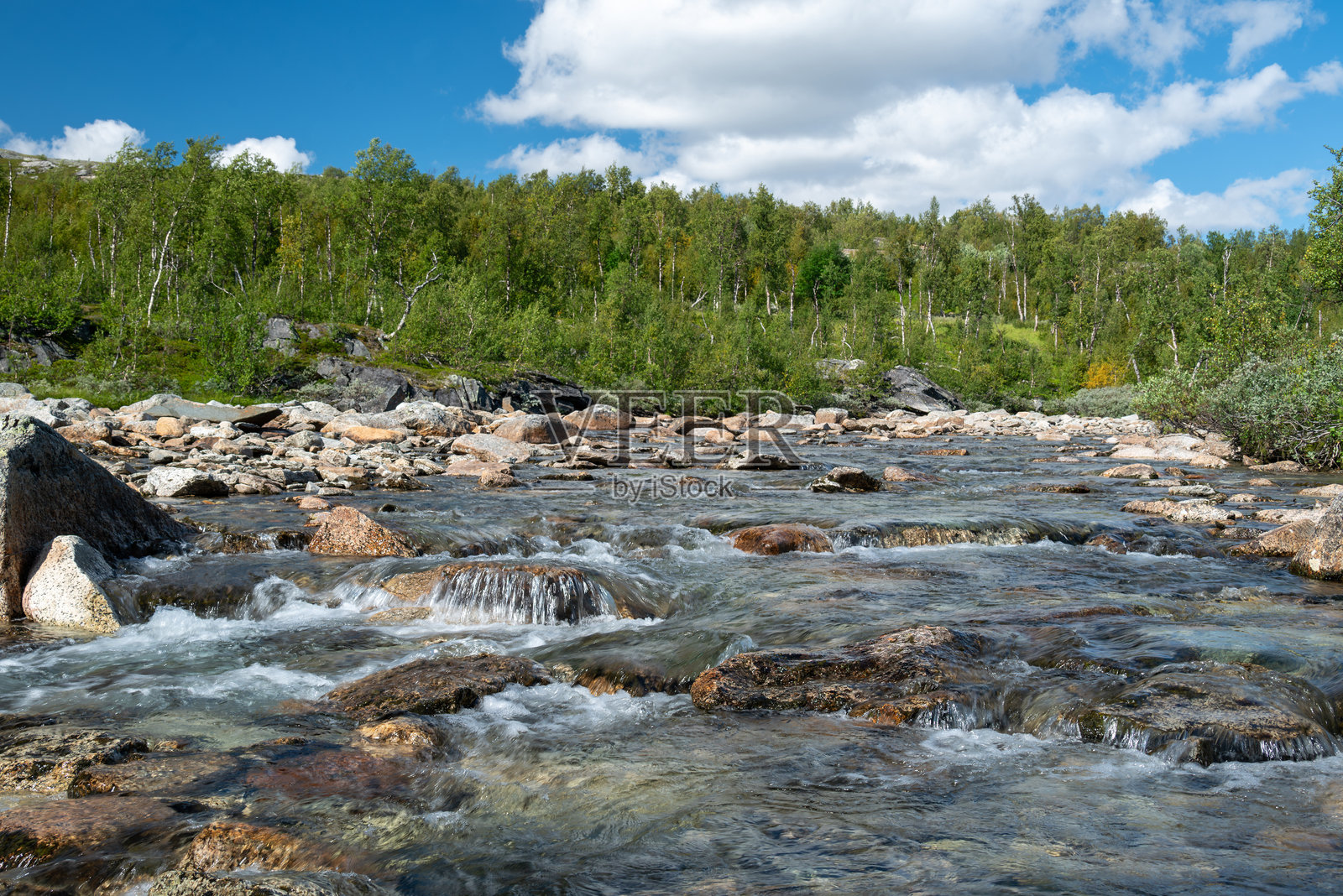 挪威山区高处的小溪。照片摄影图片