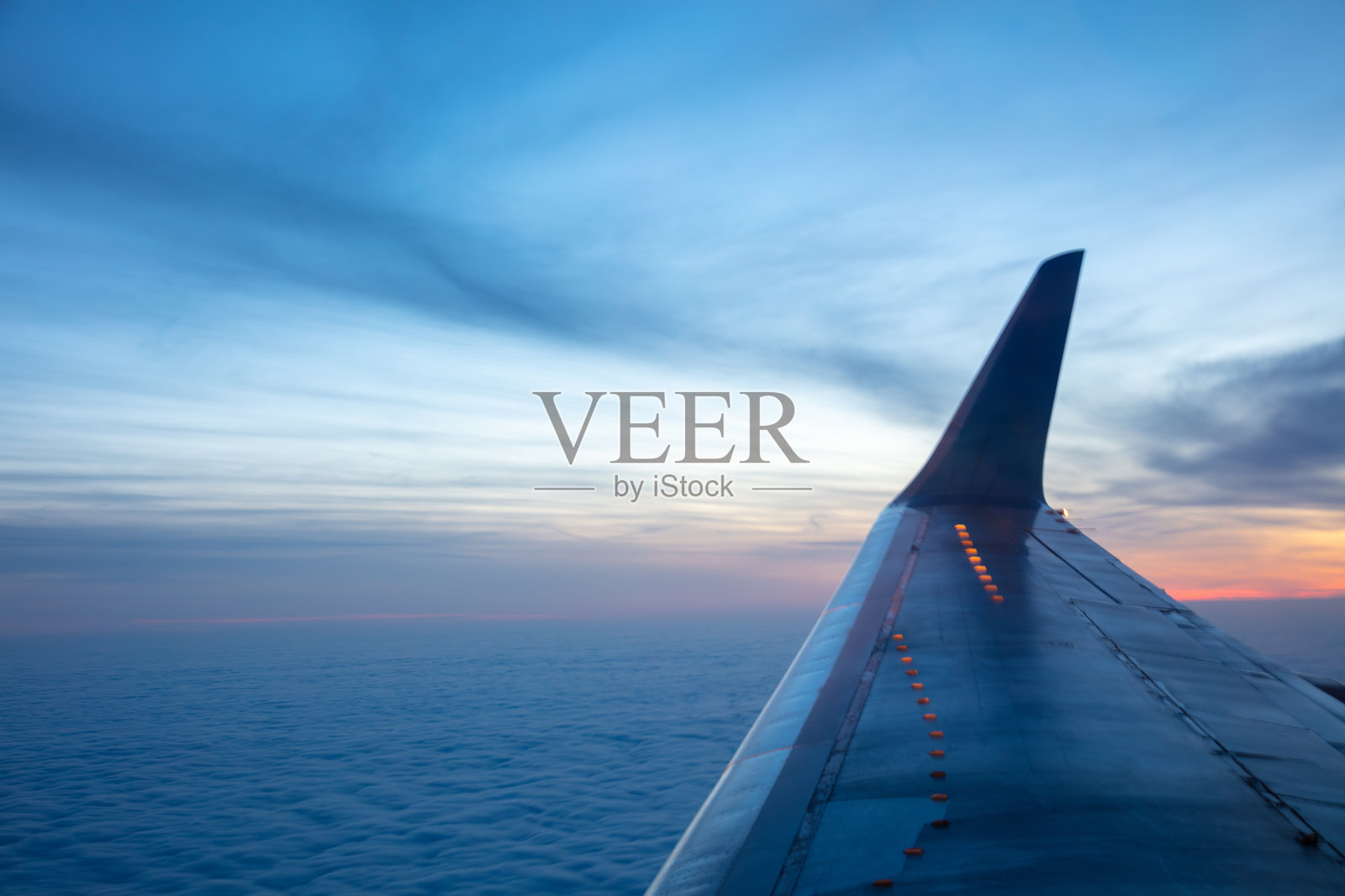 飞机窗外的日落照片摄影图片