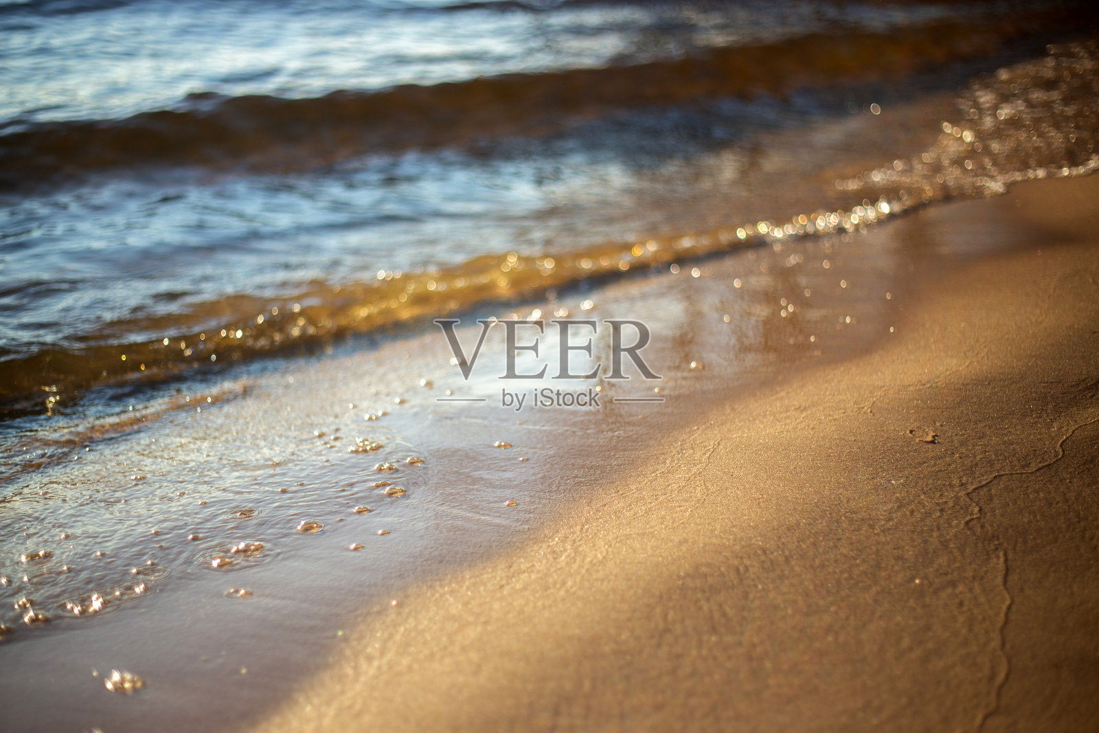 阳光照耀下的沙滩近景水面照片摄影图片