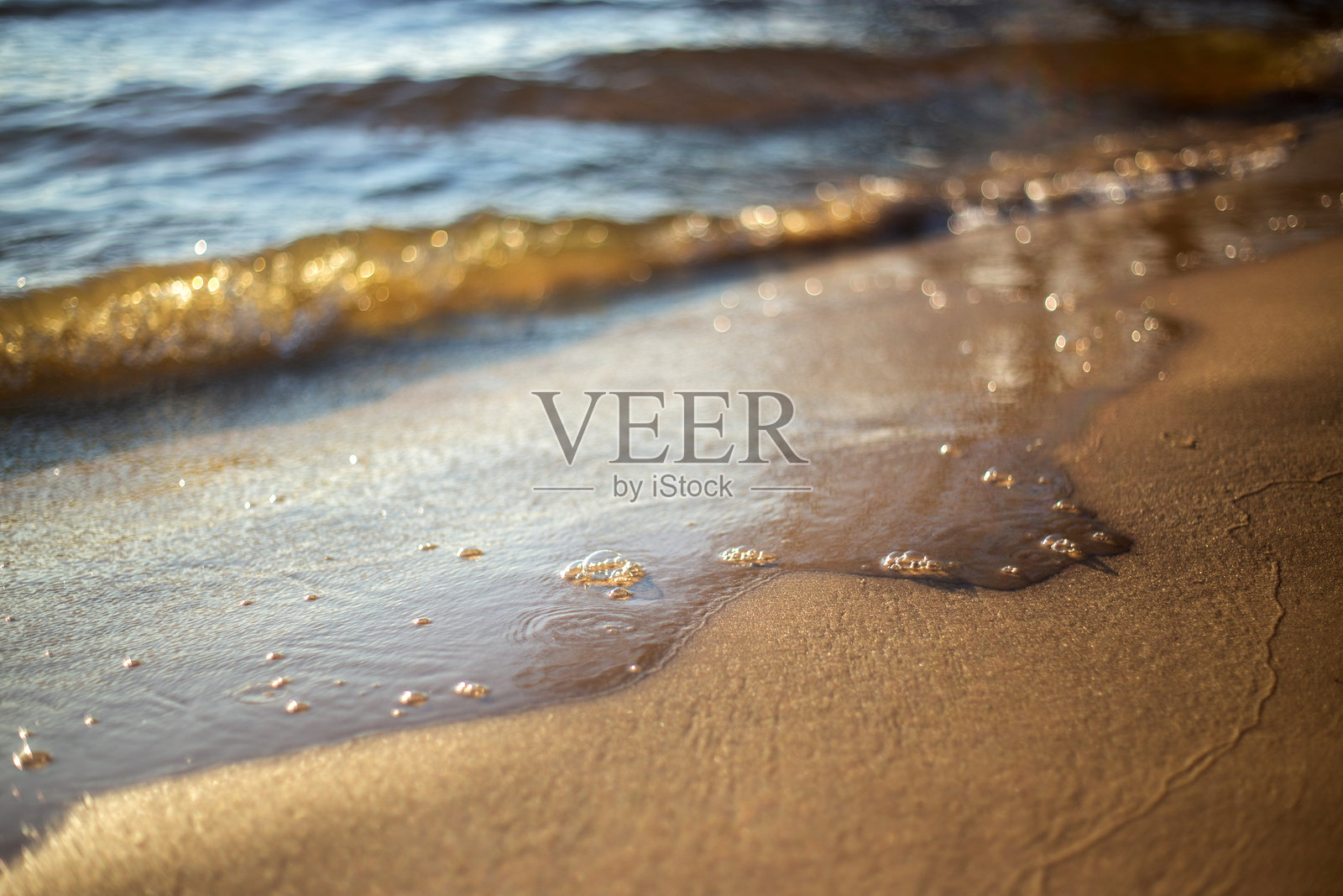 阳光照耀下的沙滩近景水面照片摄影图片