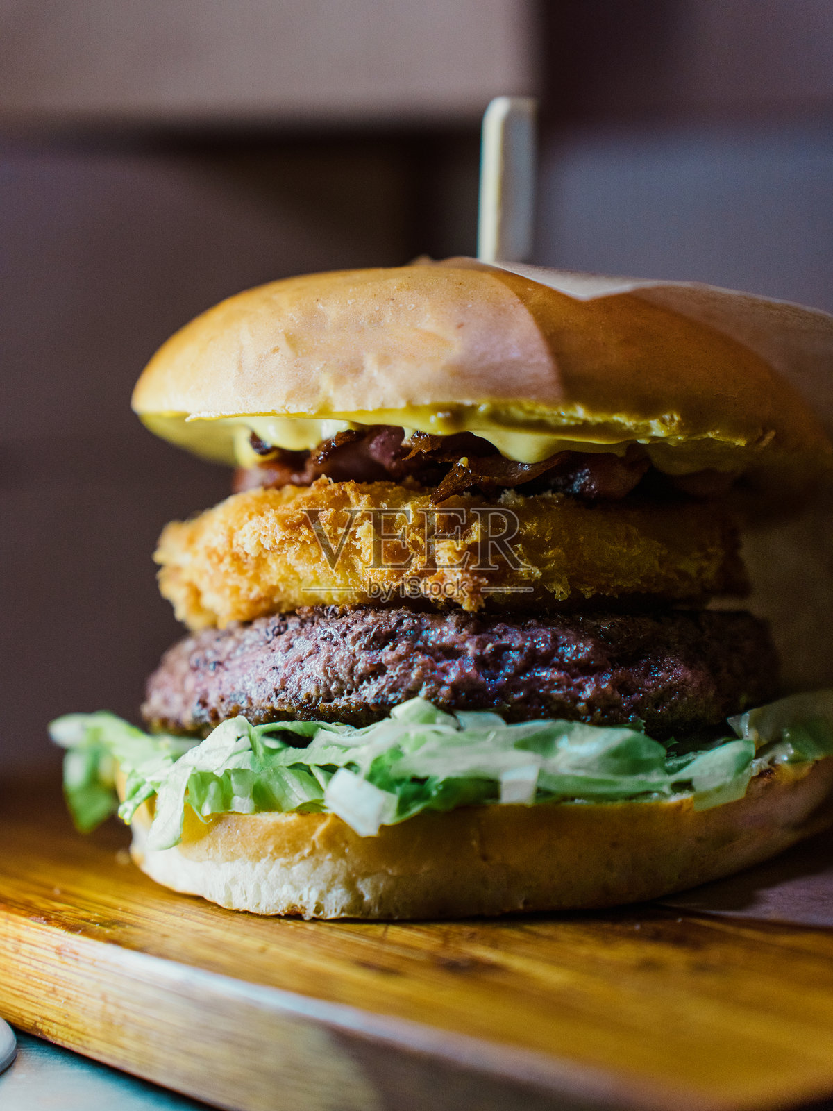 一份上面放有培根和奶酪的大汉堡照片摄影图片