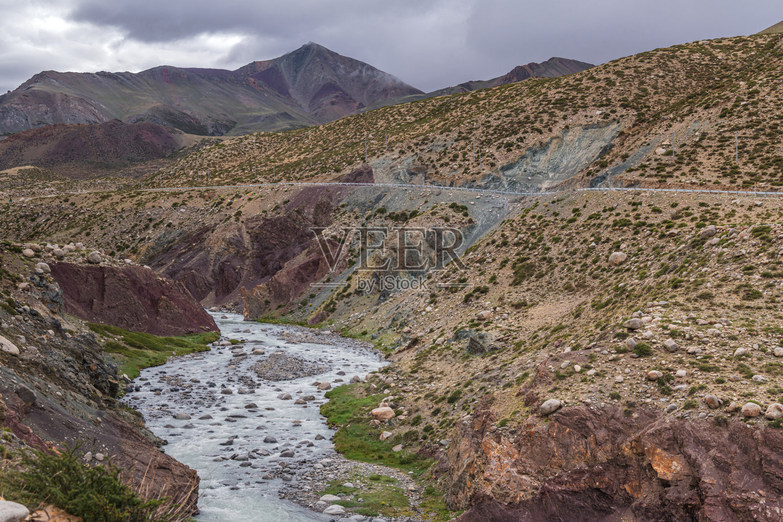 在西藏冈仁波齐山转山的第三天，峡谷及其河流照片摄影图片