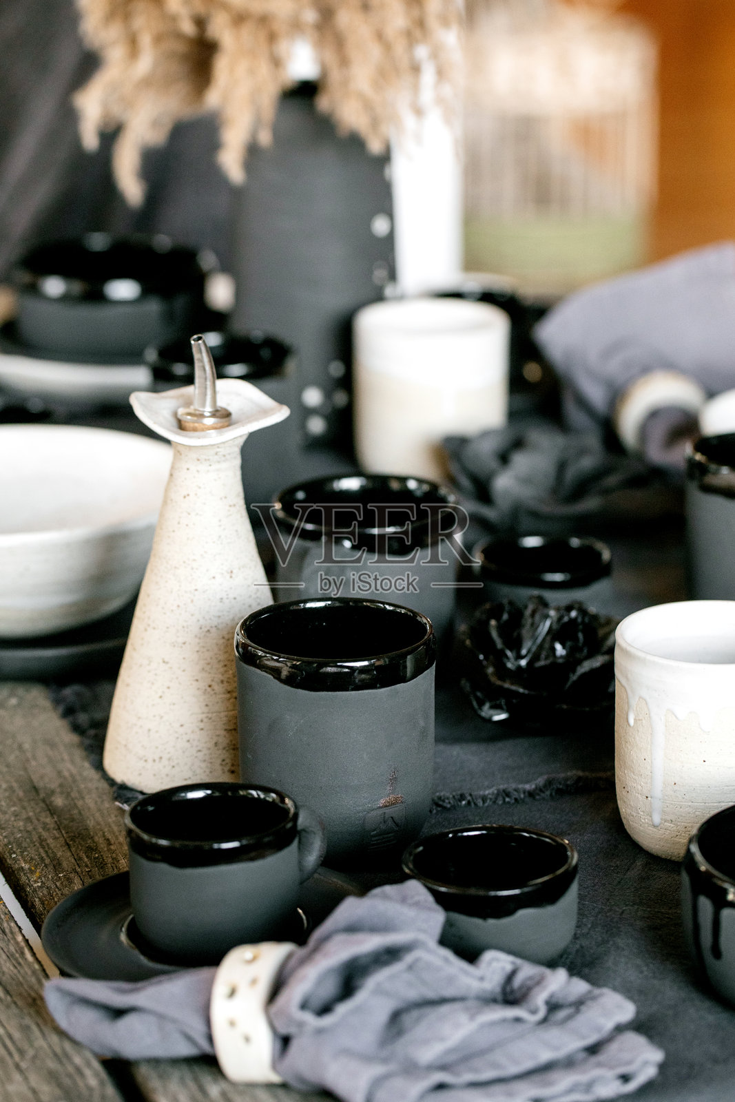 乡村风格的桌面布置，配有空的手工陶瓷餐具照片摄影图片