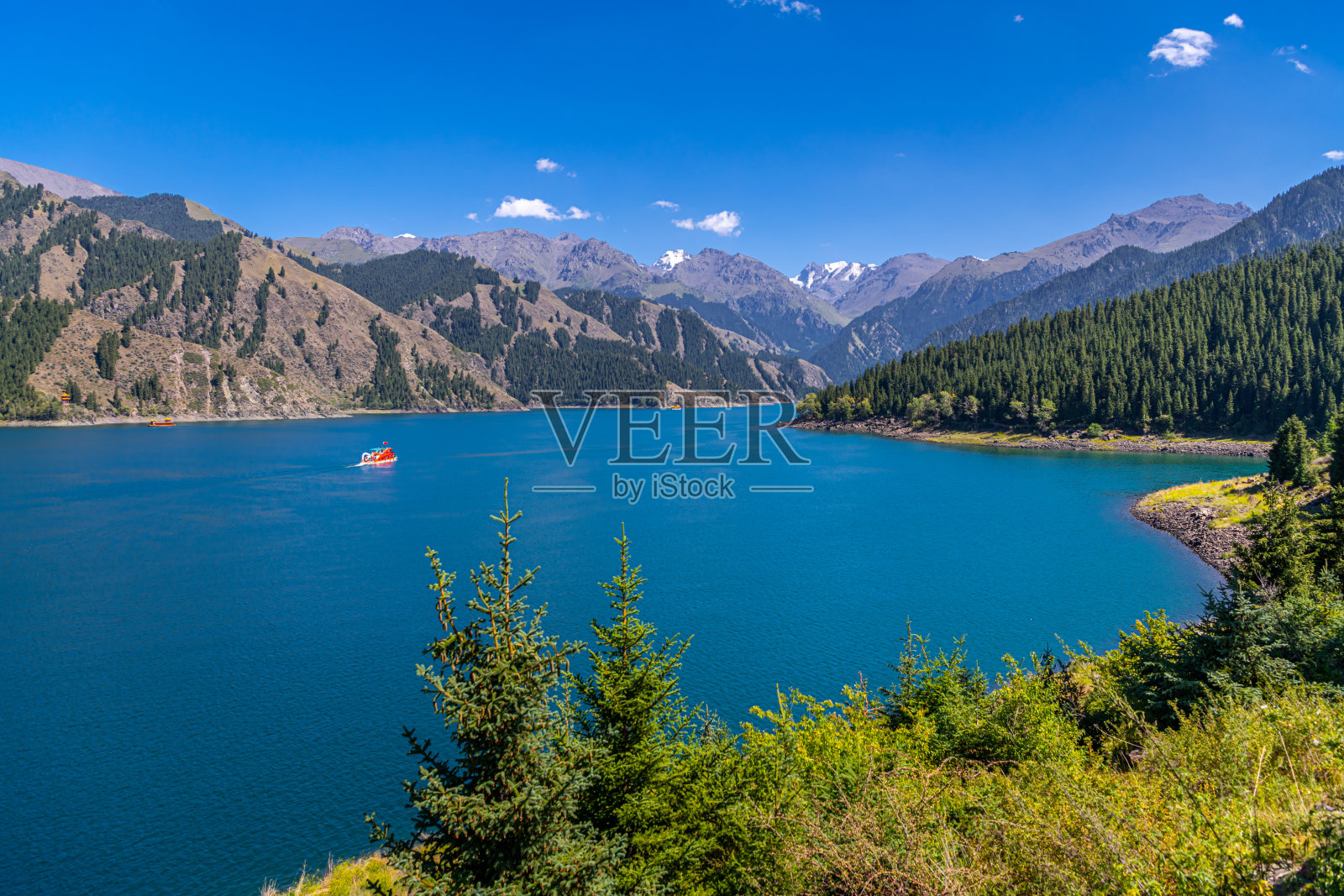 新疆天山的天池游船照片摄影图片