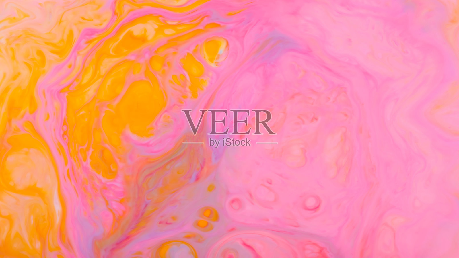 流动艺术液体画背景，旋转的粉色和橙色创造出动态的抽象图案照片摄影图片